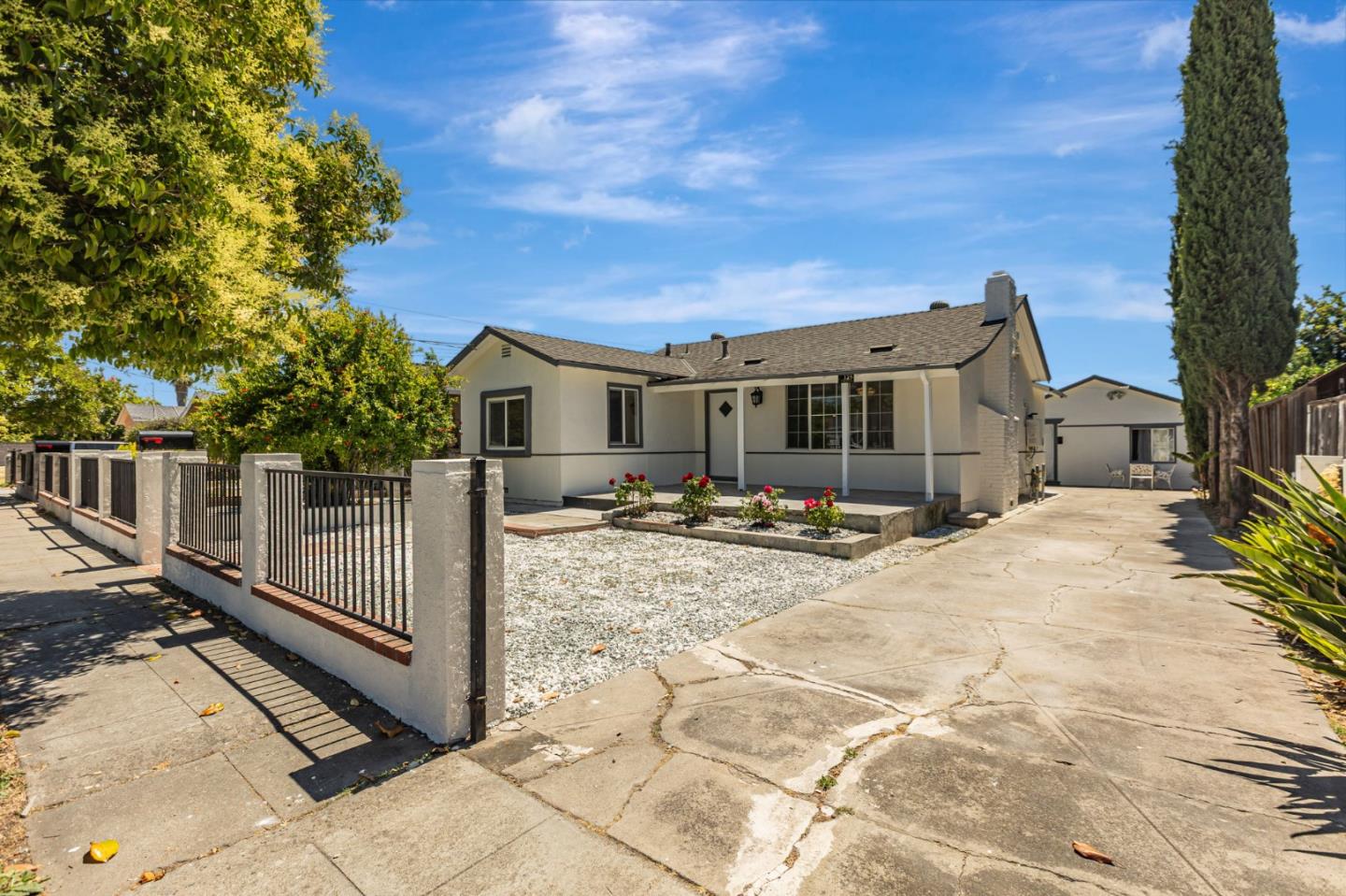 Detail Gallery Image 3 of 15 For 125 Magellan Ave, San Jose,  CA 95116 - 2 Beds | 1 Baths