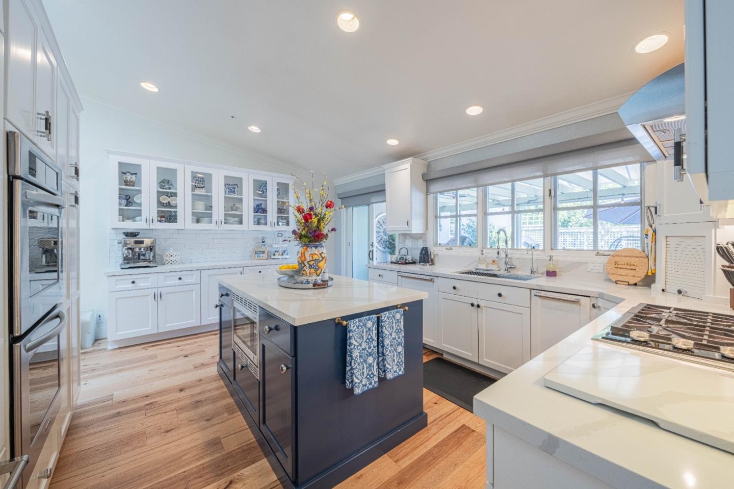 Detail Gallery Image 11 of 68 For 25552 Meadowview Cir, Salinas,  CA 93908 - 3 Beds | 3 Baths