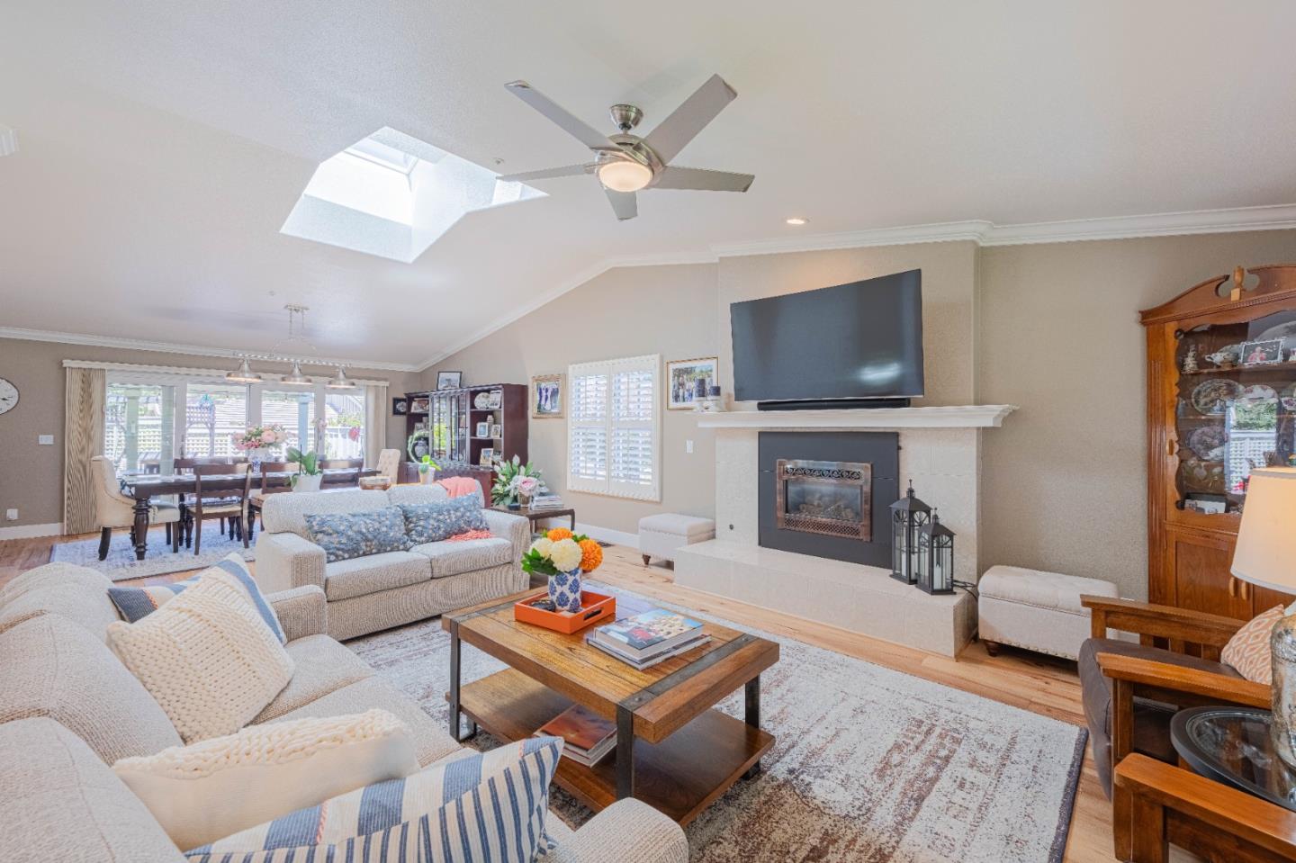 Detail Gallery Image 5 of 68 For 25552 Meadowview Cir, Salinas,  CA 93908 - 3 Beds | 3 Baths