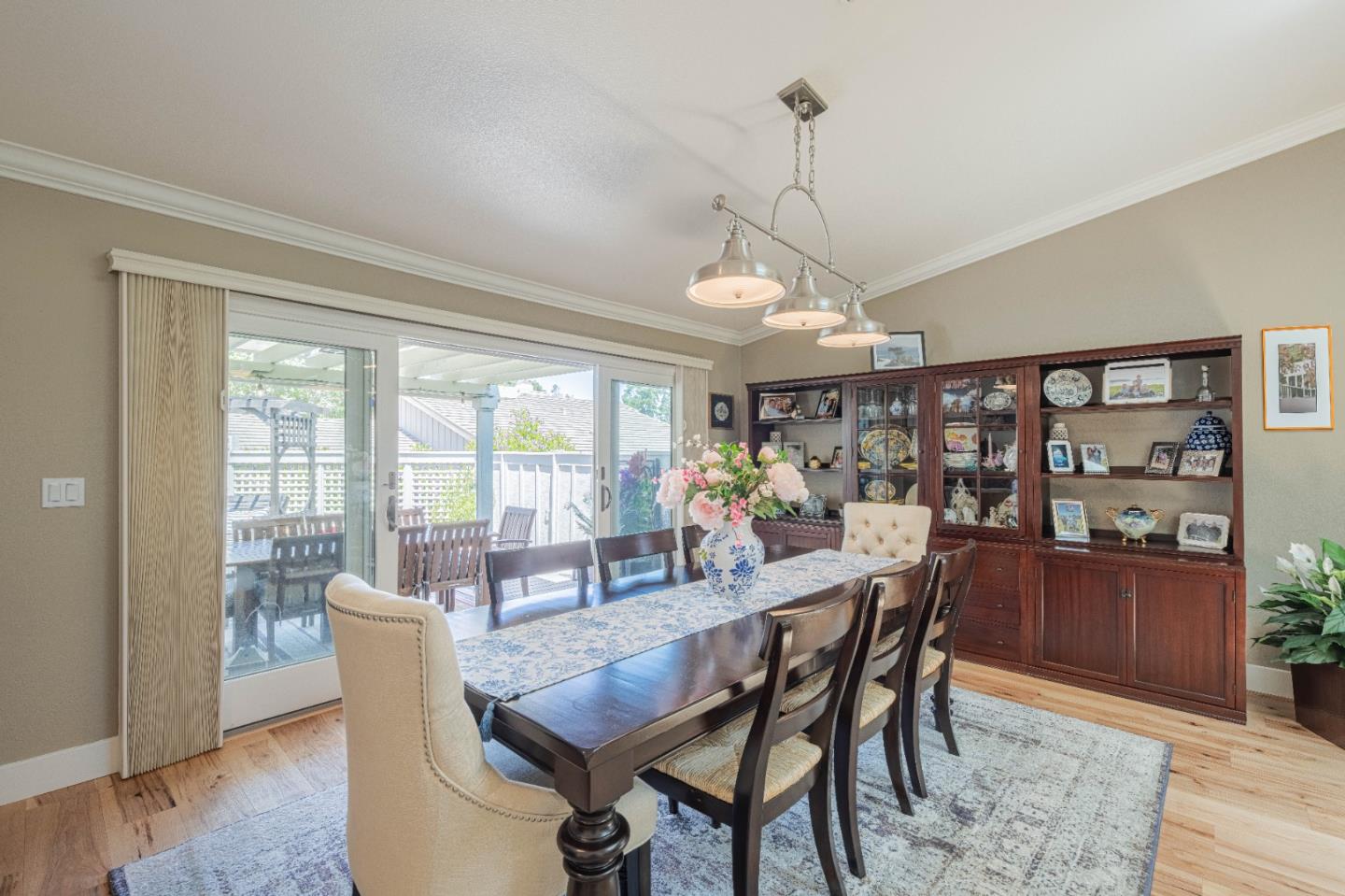 Detail Gallery Image 9 of 68 For 25552 Meadowview Cir, Salinas,  CA 93908 - 3 Beds | 3 Baths