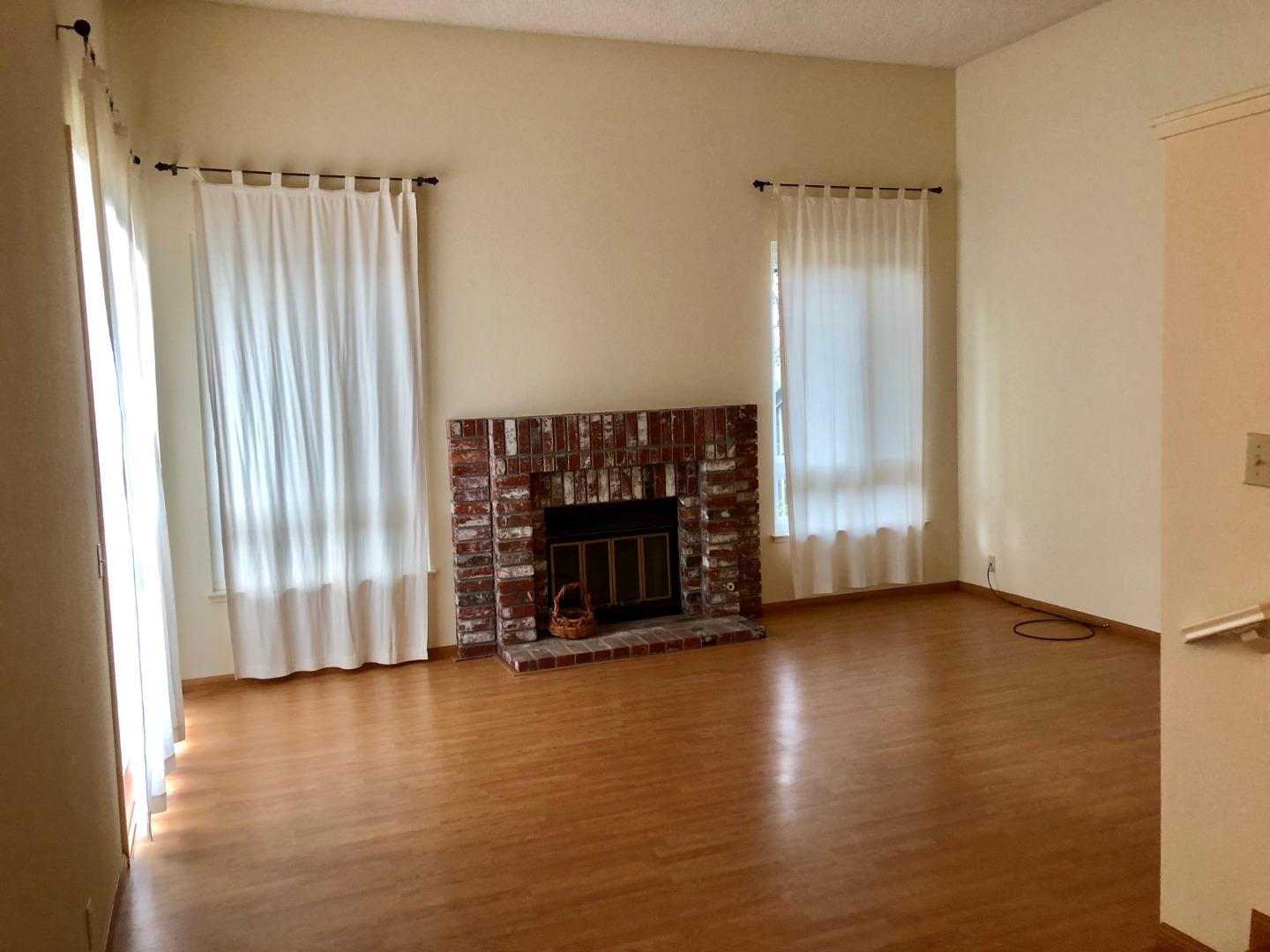 Detail Gallery Image 3 of 13 For 82 Crown Cir, South San Francisco,  CA 94080 - 3 Beds | 2/1 Baths