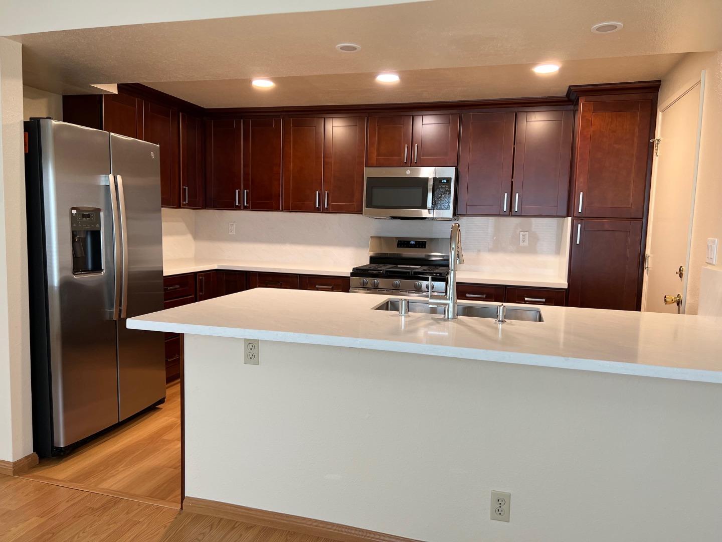 Detail Gallery Image 5 of 13 For 82 Crown Cir, South San Francisco,  CA 94080 - 3 Beds | 2/1 Baths
