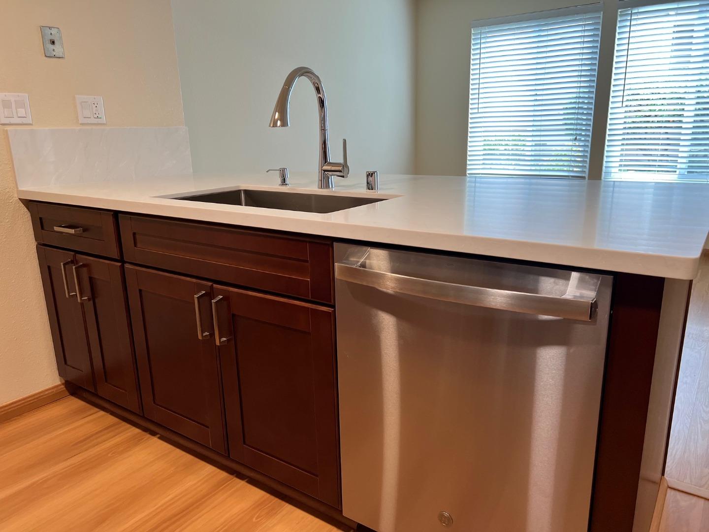 Detail Gallery Image 6 of 13 For 82 Crown Cir, South San Francisco,  CA 94080 - 3 Beds | 2/1 Baths