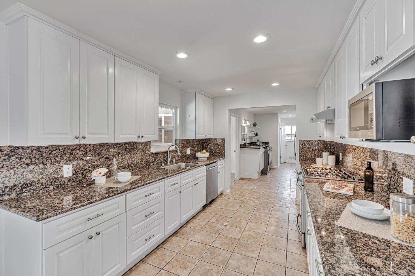 Detail Gallery Image 18 of 62 For 1081 Oak St, Hollister,  CA 95023 - 3 Beds | 3 Baths