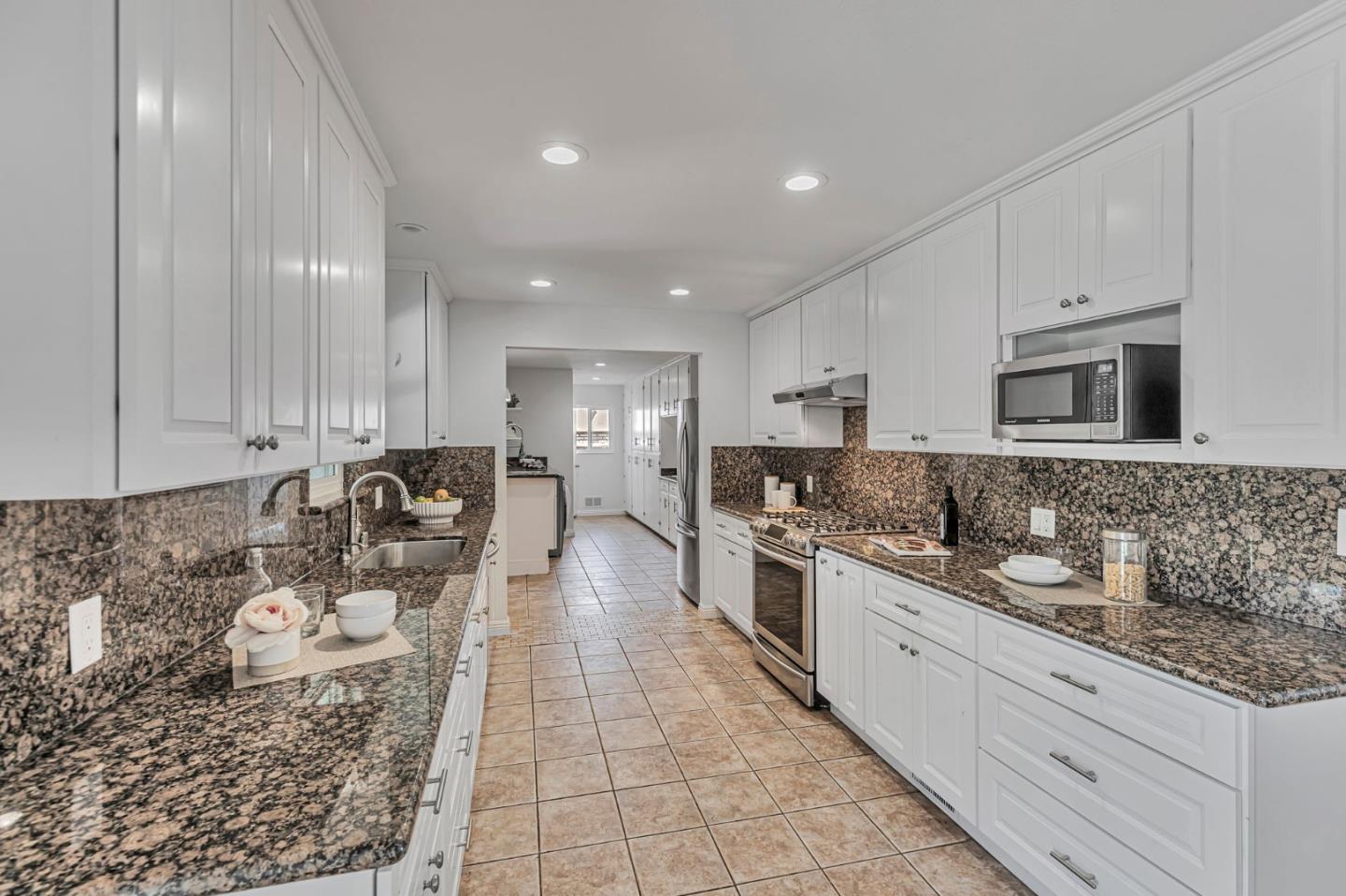 Detail Gallery Image 19 of 62 For 1081 Oak St, Hollister,  CA 95023 - 3 Beds | 3 Baths