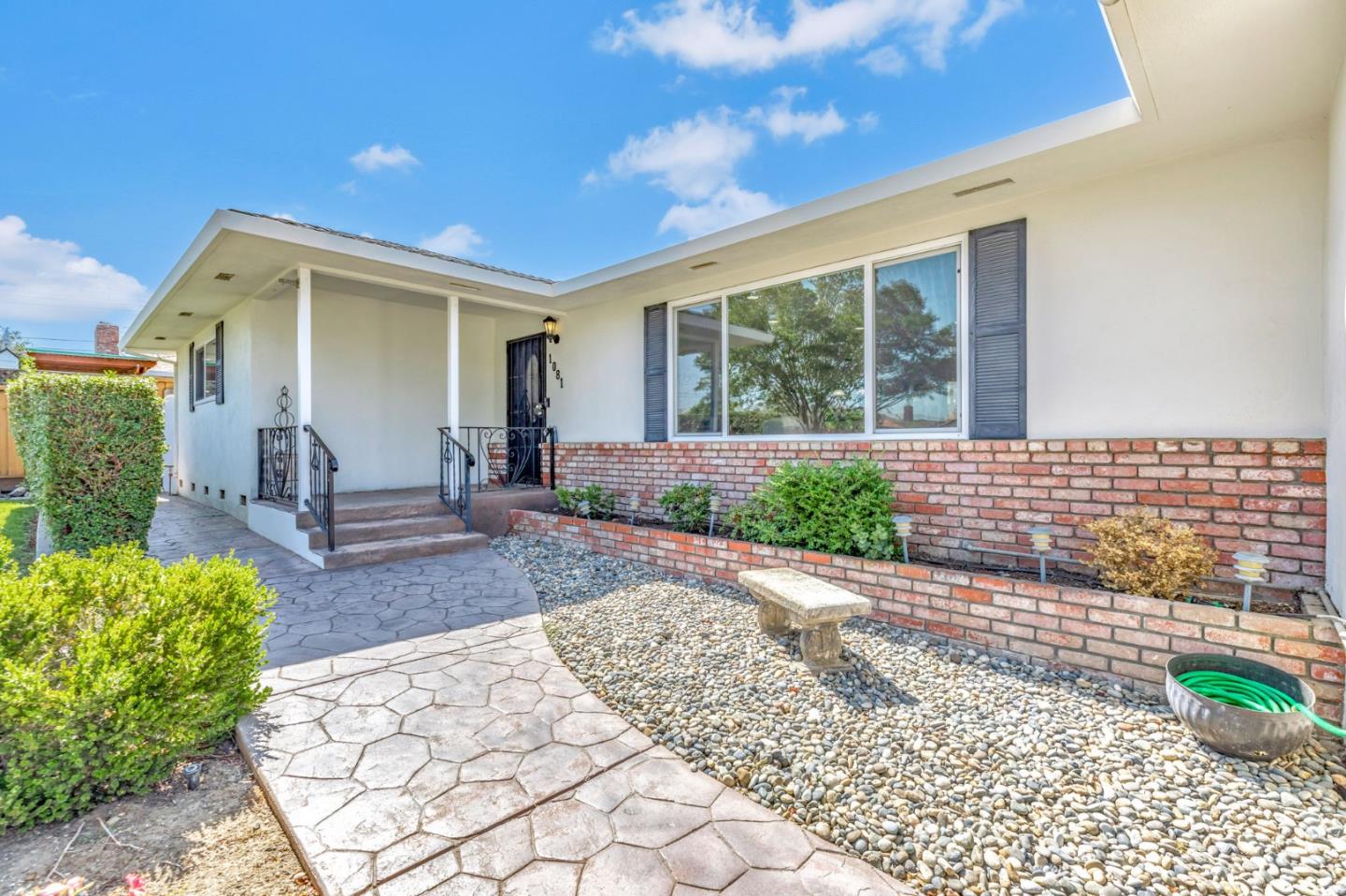 Detail Gallery Image 2 of 62 For 1081 Oak St, Hollister,  CA 95023 - 3 Beds | 3 Baths