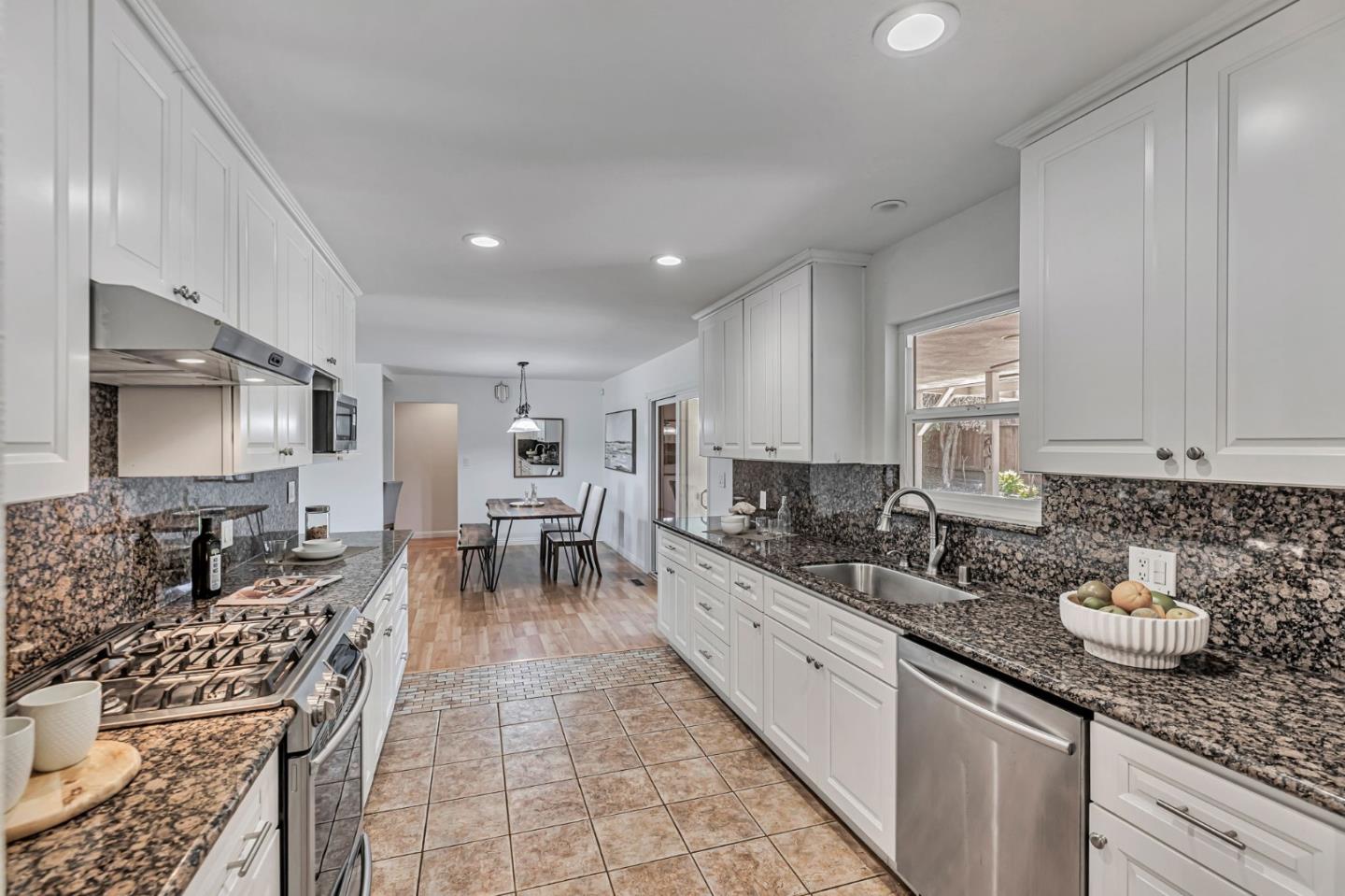 Detail Gallery Image 22 of 62 For 1081 Oak St, Hollister,  CA 95023 - 3 Beds | 3 Baths