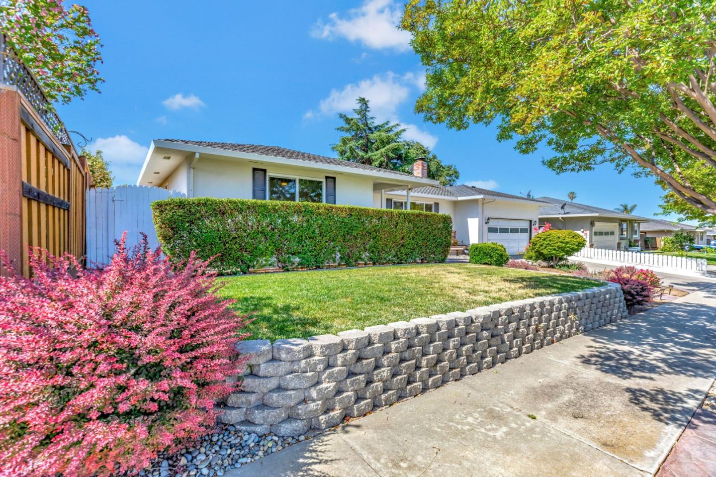 Detail Gallery Image 3 of 62 For 1081 Oak St, Hollister,  CA 95023 - 3 Beds | 3 Baths