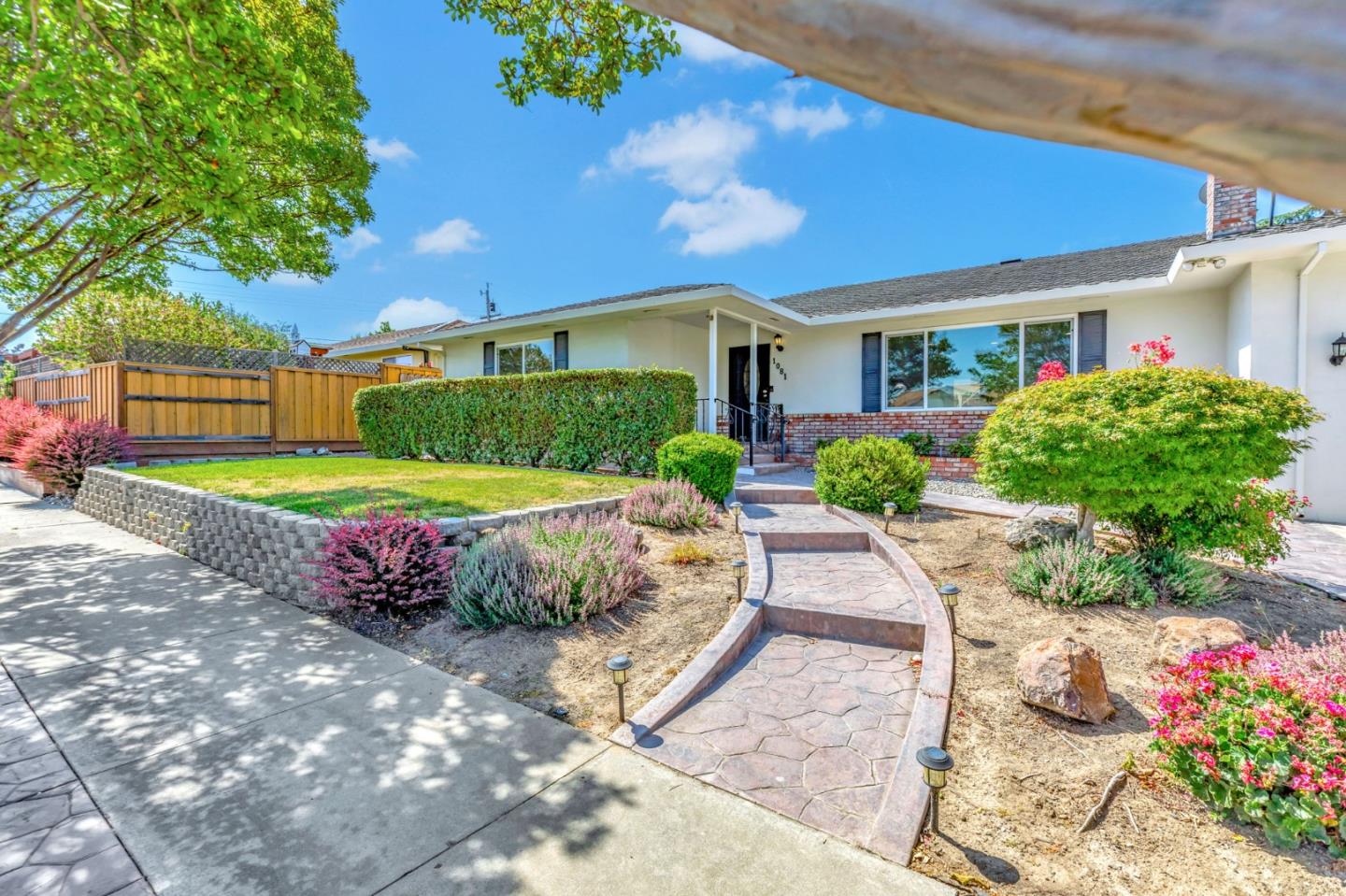 Detail Gallery Image 4 of 62 For 1081 Oak St, Hollister,  CA 95023 - 3 Beds | 3 Baths