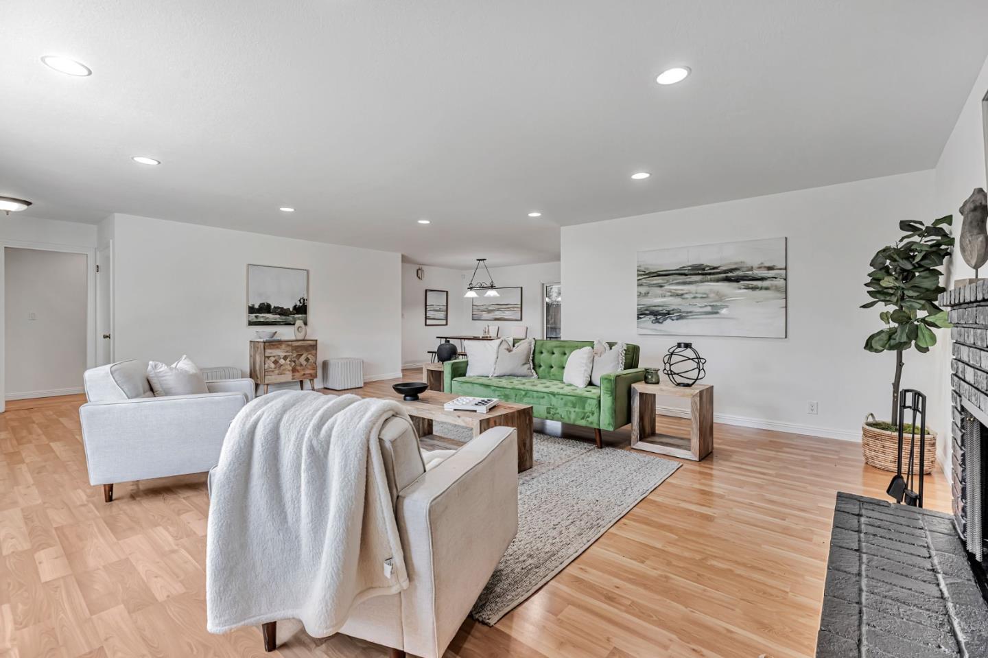 Detail Gallery Image 8 of 62 For 1081 Oak St, Hollister,  CA 95023 - 3 Beds | 3 Baths