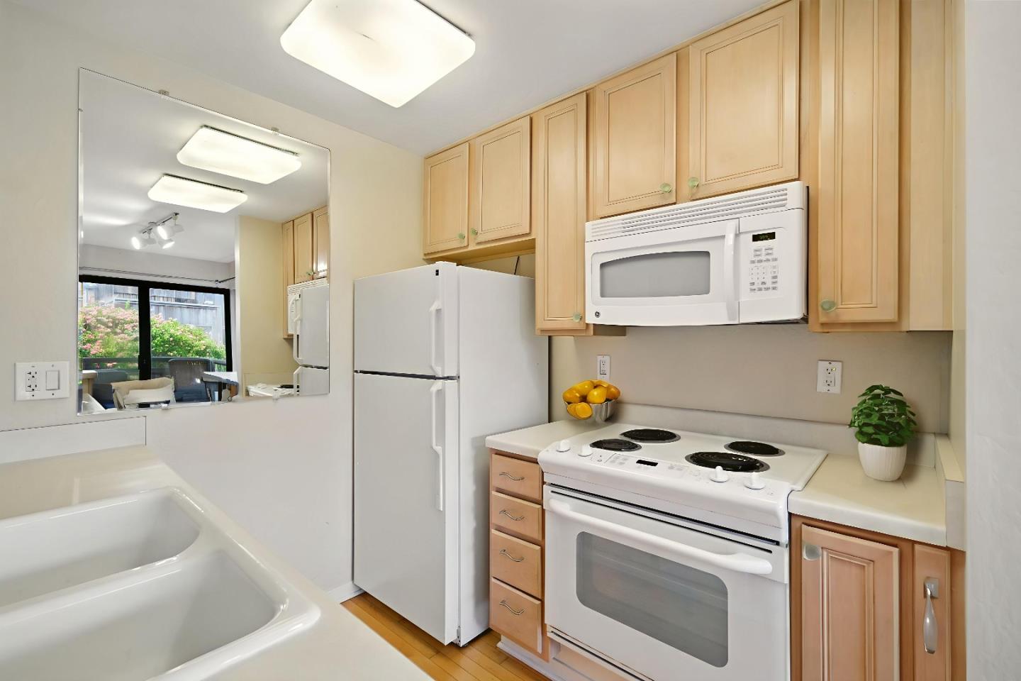 Detail Gallery Image 3 of 8 For 125 Surf Way #343,  Monterey,  CA 93940 - 1 Beds | 1 Baths
