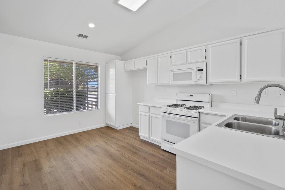 Detail Gallery Image 11 of 35 For 2301 Valley View Rd, Hollister,  CA 95023 - 4 Beds | 2 Baths