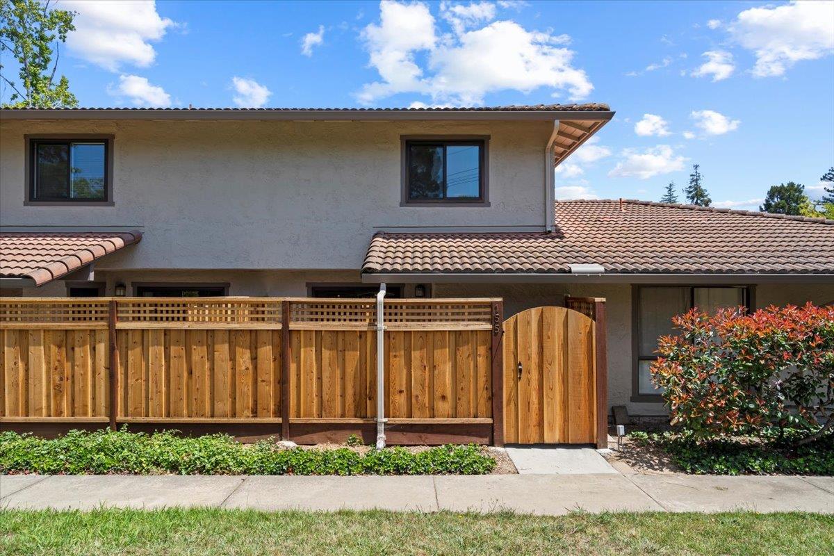 Detail Gallery Image 3 of 29 For 155 Peach Ter, Santa Cruz,  CA 95060 - 2 Beds | 1/1 Baths