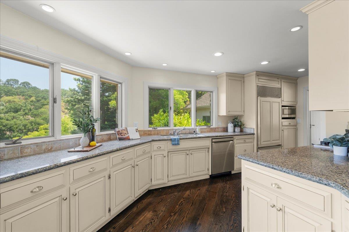 Detail Gallery Image 12 of 40 For 12911 Atherton Ct, Los Altos Hills,  CA 94022 - 5 Beds | 3/1 Baths