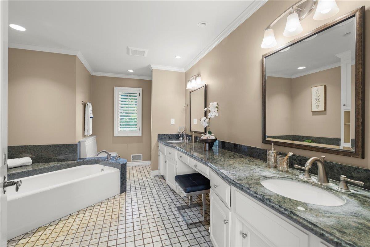 Detail Gallery Image 14 of 40 For 12911 Atherton Ct, Los Altos Hills,  CA 94022 - 5 Beds | 3/1 Baths