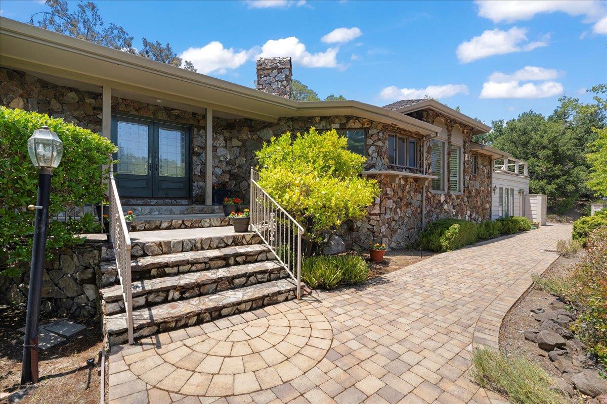 Detail Gallery Image 3 of 40 For 12911 Atherton Ct, Los Altos Hills,  CA 94022 - 5 Beds | 3/1 Baths