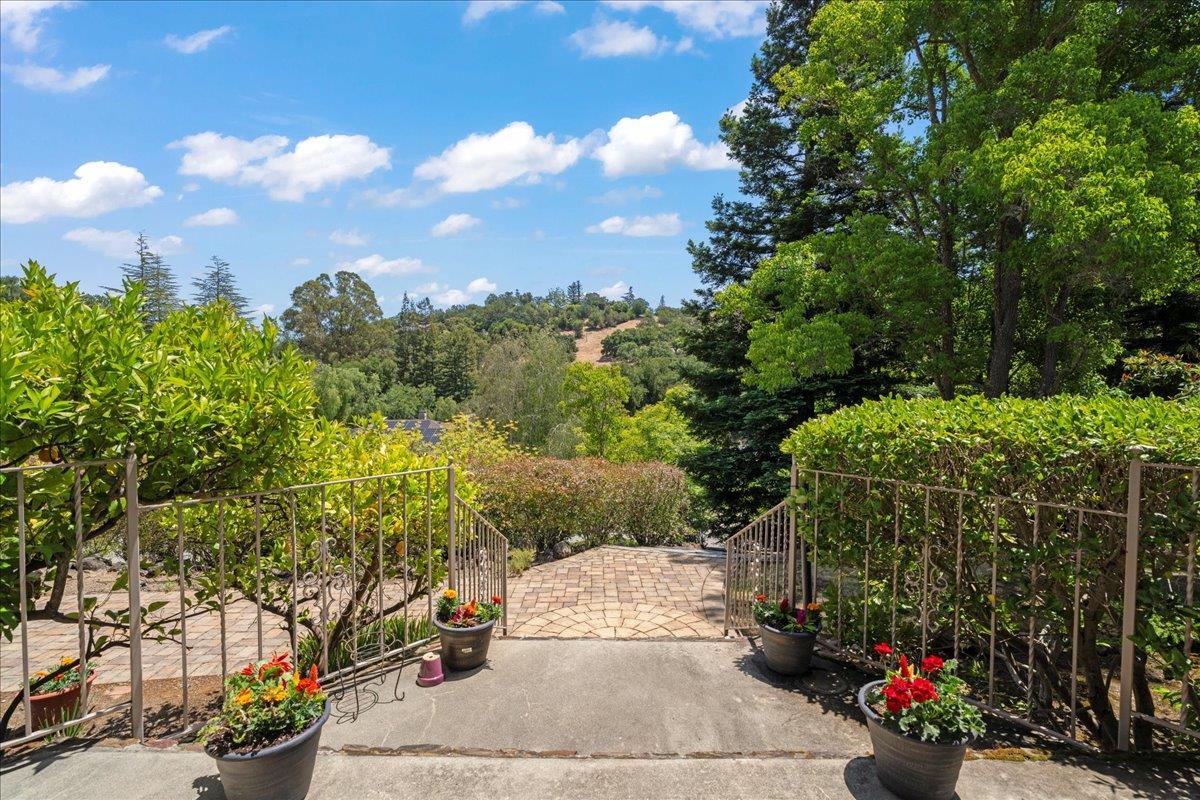 Detail Gallery Image 4 of 40 For 12911 Atherton Ct, Los Altos Hills,  CA 94022 - 5 Beds | 3/1 Baths