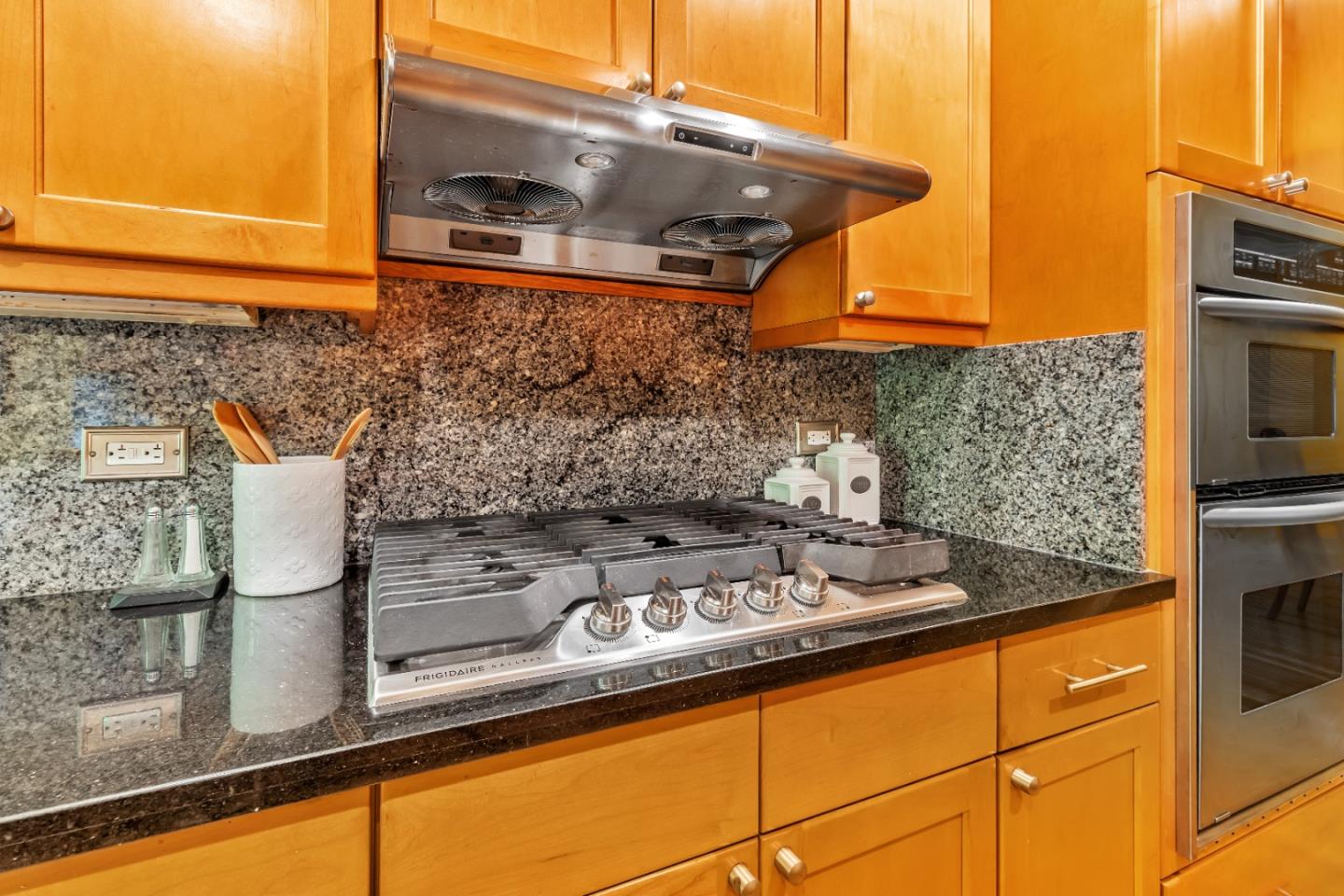 Detail Gallery Image 10 of 26 For 574 Sand Hill Cir, Menlo Park,  CA 94025 - 3 Beds | 2/1 Baths