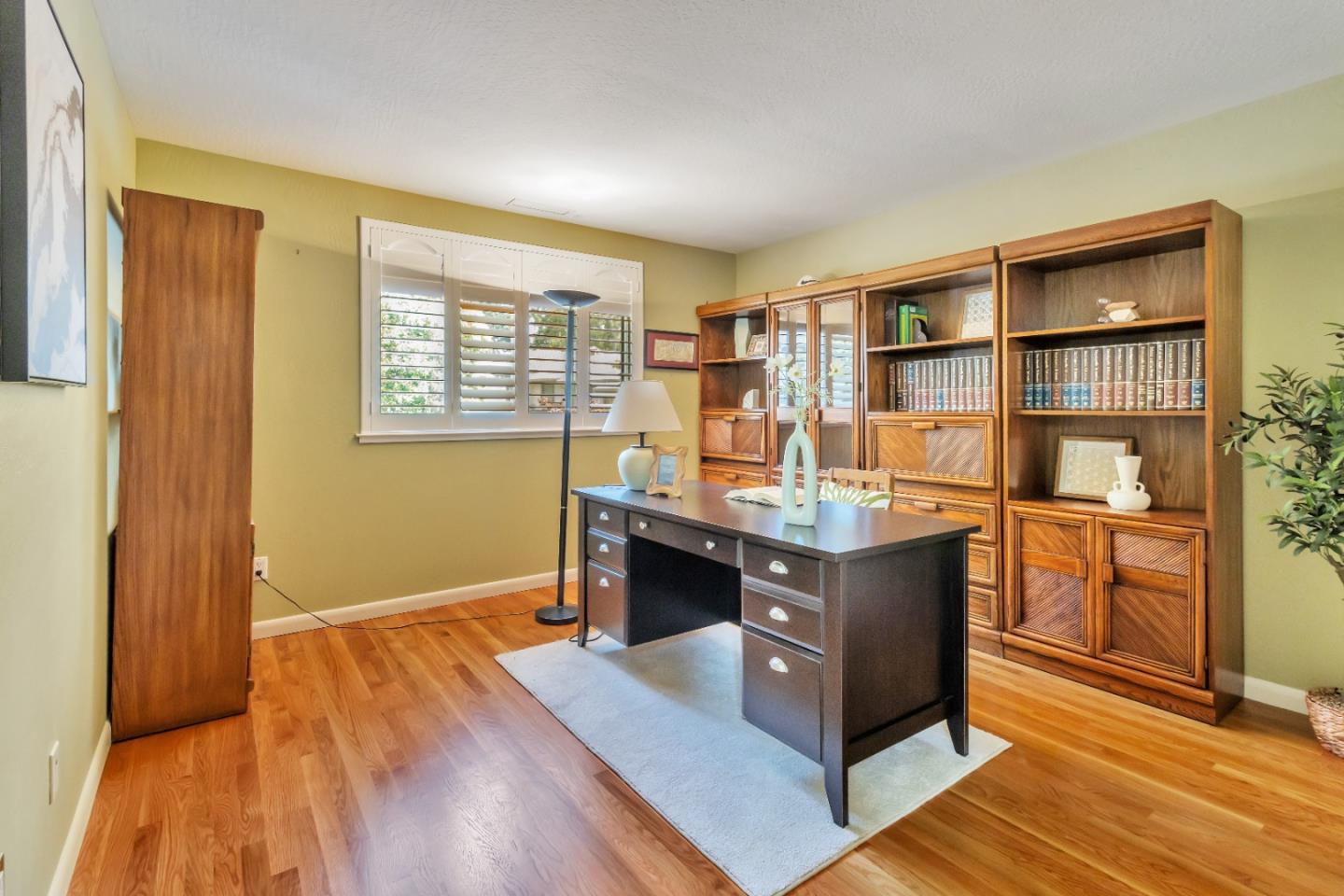 Detail Gallery Image 14 of 26 For 574 Sand Hill Cir, Menlo Park,  CA 94025 - 3 Beds | 2/1 Baths
