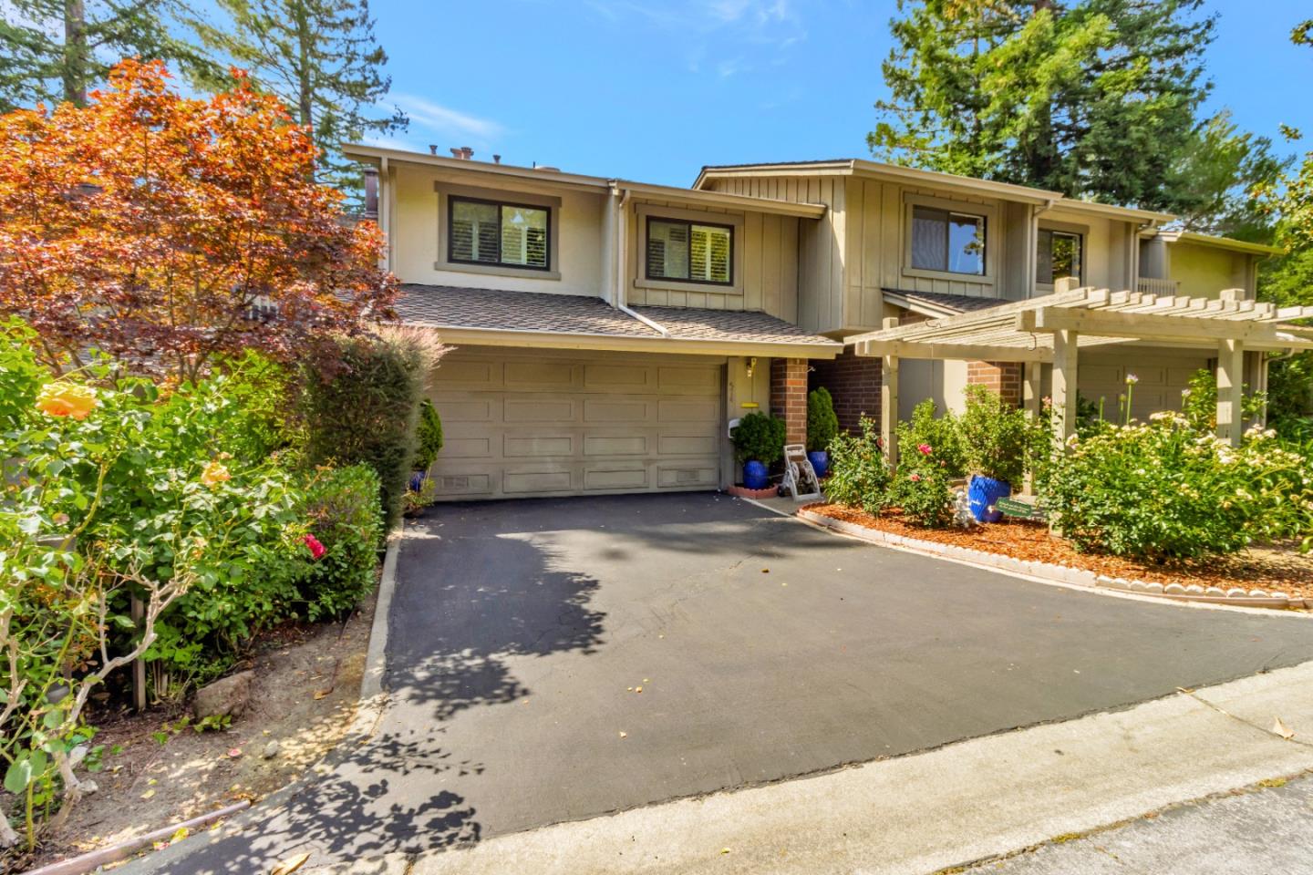 Detail Gallery Image 2 of 26 For 574 Sand Hill Cir, Menlo Park,  CA 94025 - 3 Beds | 2/1 Baths