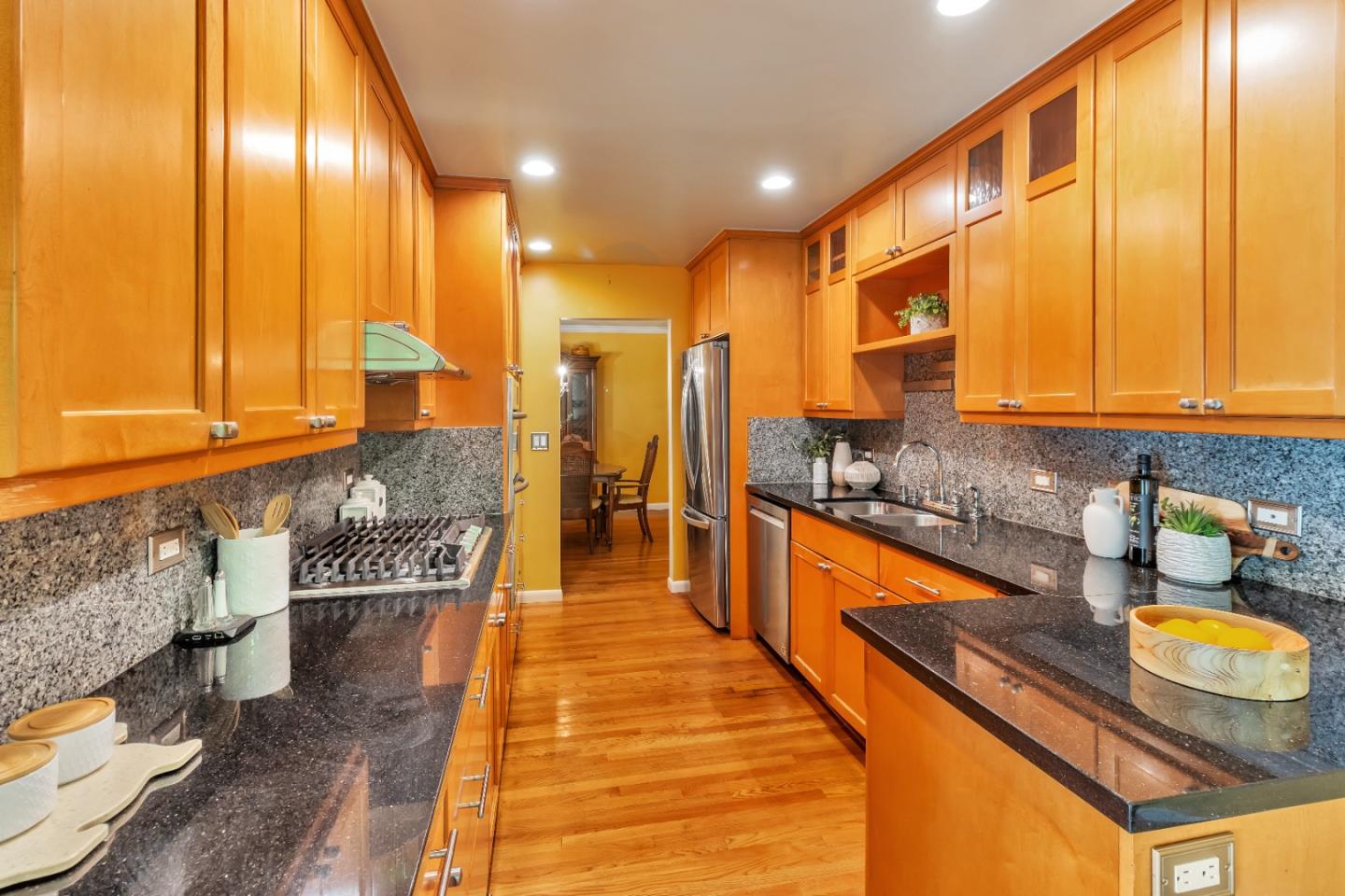 Detail Gallery Image 9 of 26 For 574 Sand Hill Cir, Menlo Park,  CA 94025 - 3 Beds | 2/1 Baths