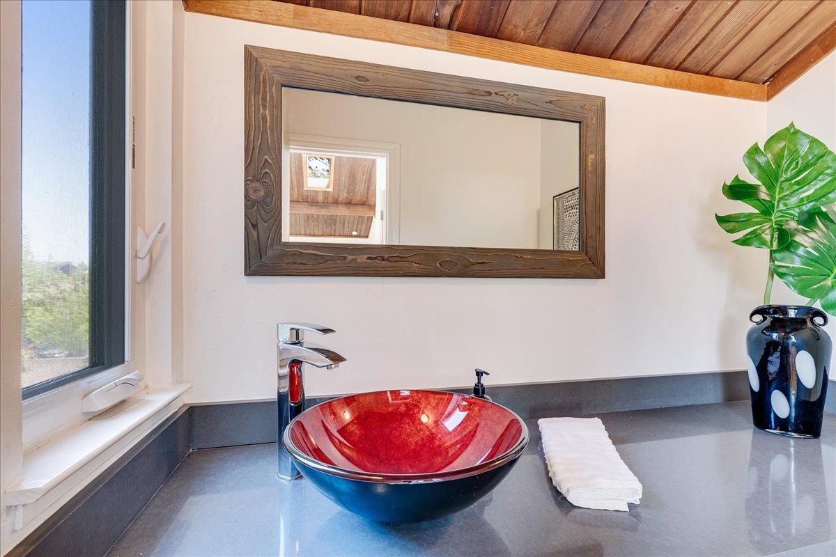 Detail Gallery Image 19 of 54 For 139 Tree Frog Ln, Santa Cruz,  CA 95060 - 2 Beds | 1/1 Baths