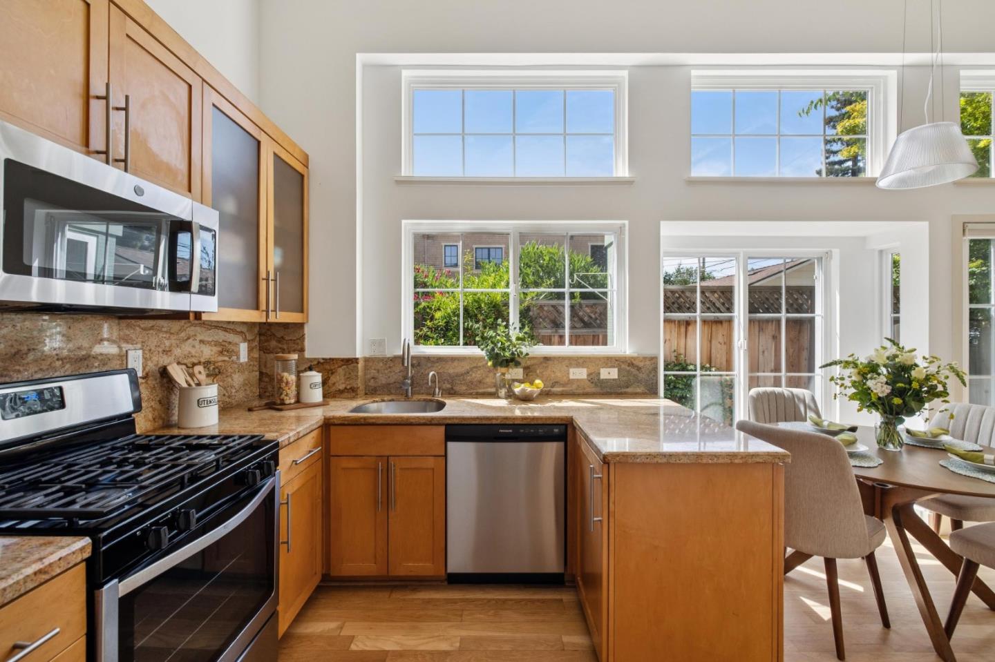 Detail Gallery Image 9 of 38 For 106 Second St, Los Altos,  CA 94022 - 2 Beds | 2 Baths