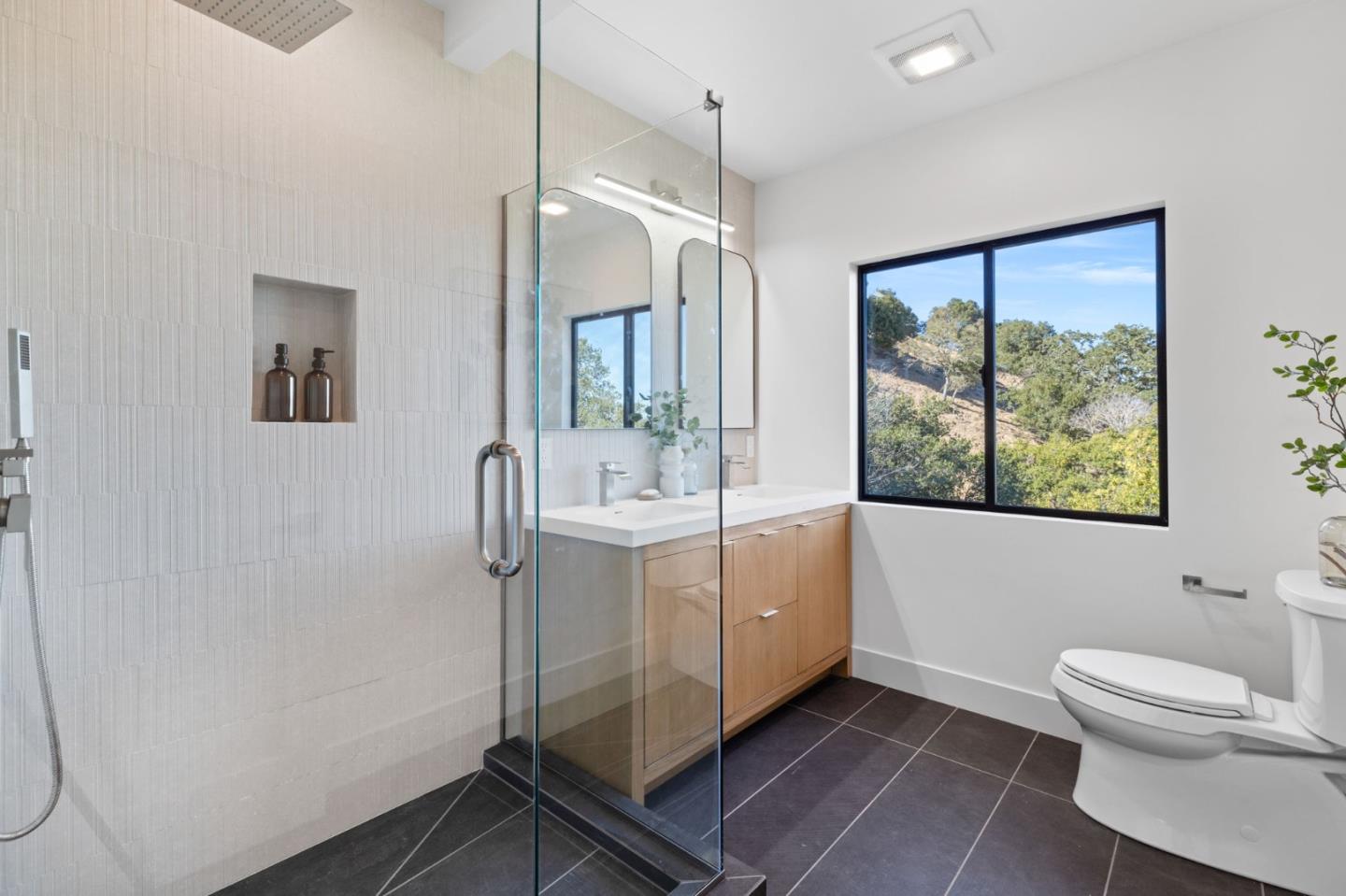 Detail Gallery Image 27 of 44 For 760 Loma Ct, Redwood City,  CA 94062 - 4 Beds | 3/1 Baths