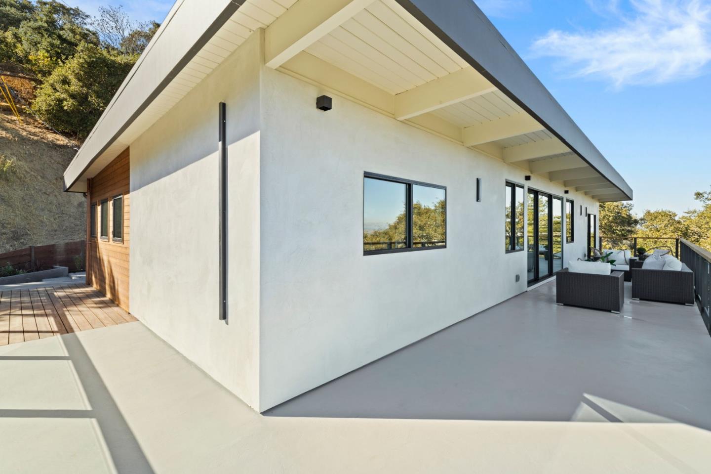 Detail Gallery Image 35 of 44 For 760 Loma Ct, Redwood City,  CA 94062 - 4 Beds | 3/1 Baths