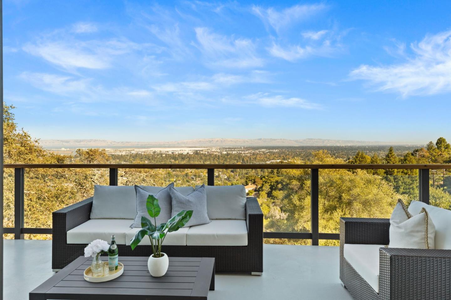 Detail Gallery Image 7 of 44 For 760 Loma Ct, Redwood City,  CA 94062 - 4 Beds | 3/1 Baths