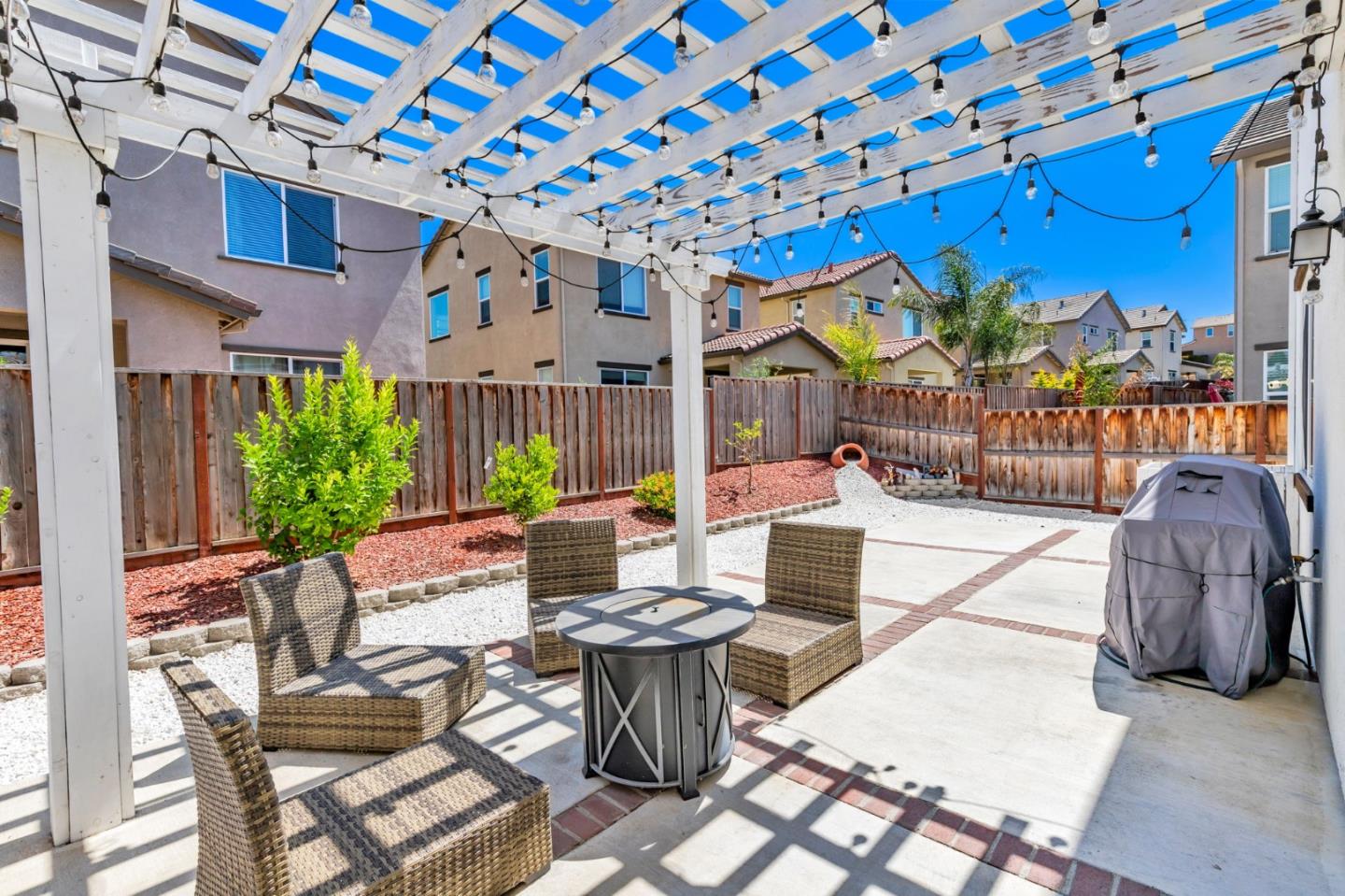 Detail Gallery Image 12 of 18 For 555 Sparrow St, Hollister,  CA 95023 - 3 Beds | 2/1 Baths