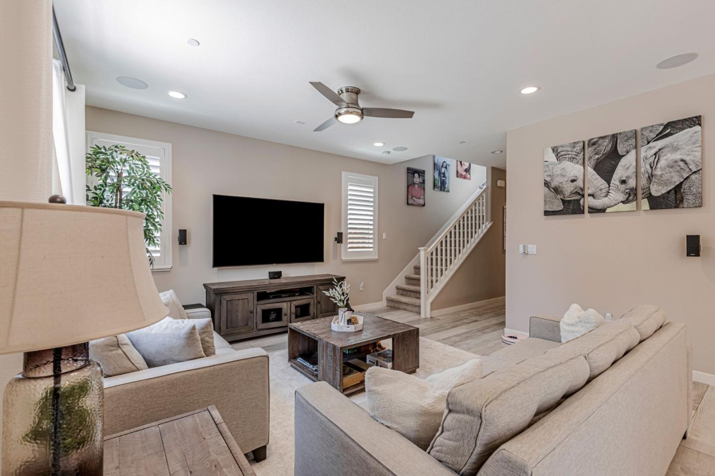 Detail Gallery Image 3 of 18 For 555 Sparrow St, Hollister,  CA 95023 - 3 Beds | 2/1 Baths