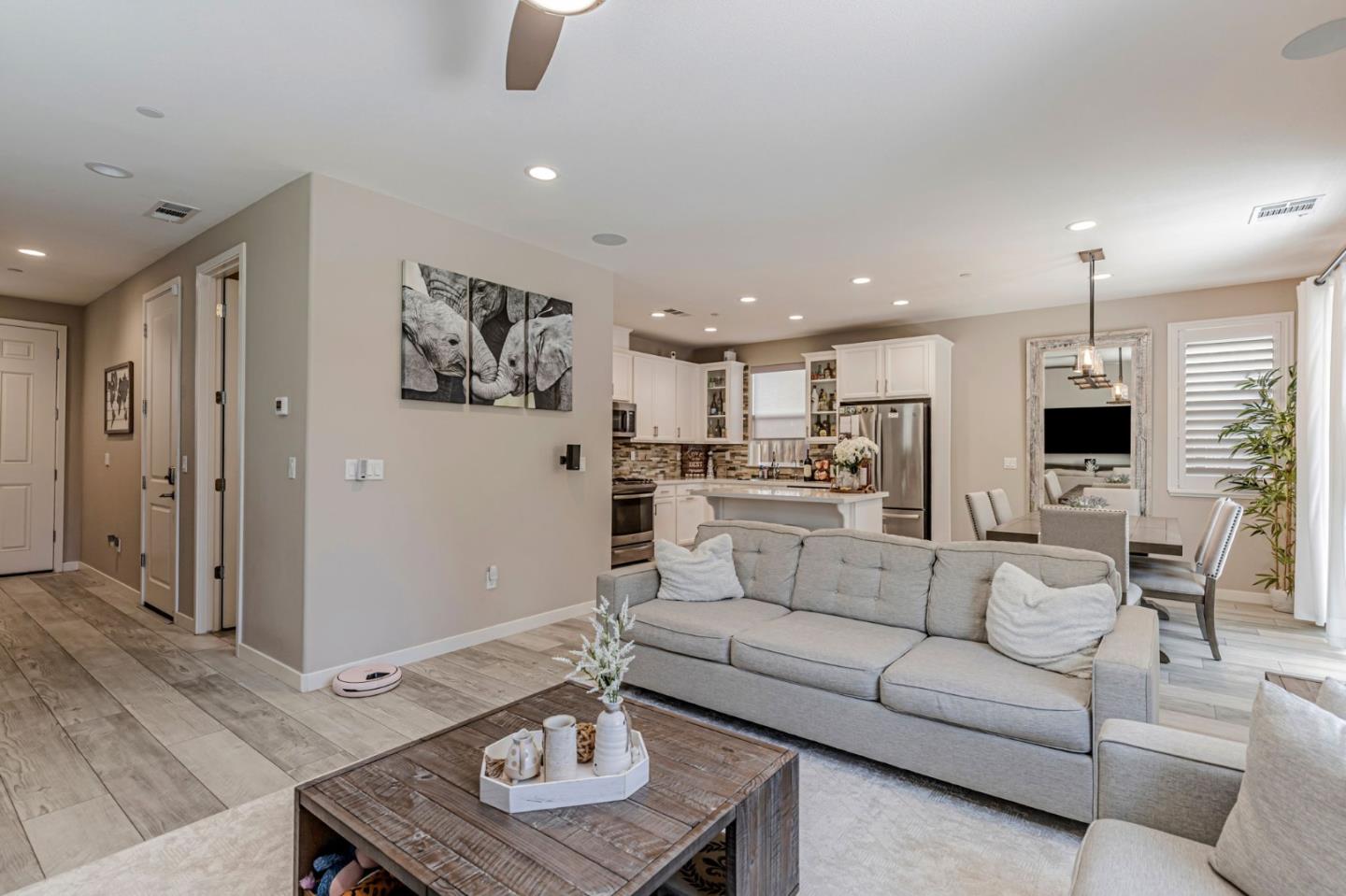 Detail Gallery Image 4 of 18 For 555 Sparrow St, Hollister,  CA 95023 - 3 Beds | 2/1 Baths