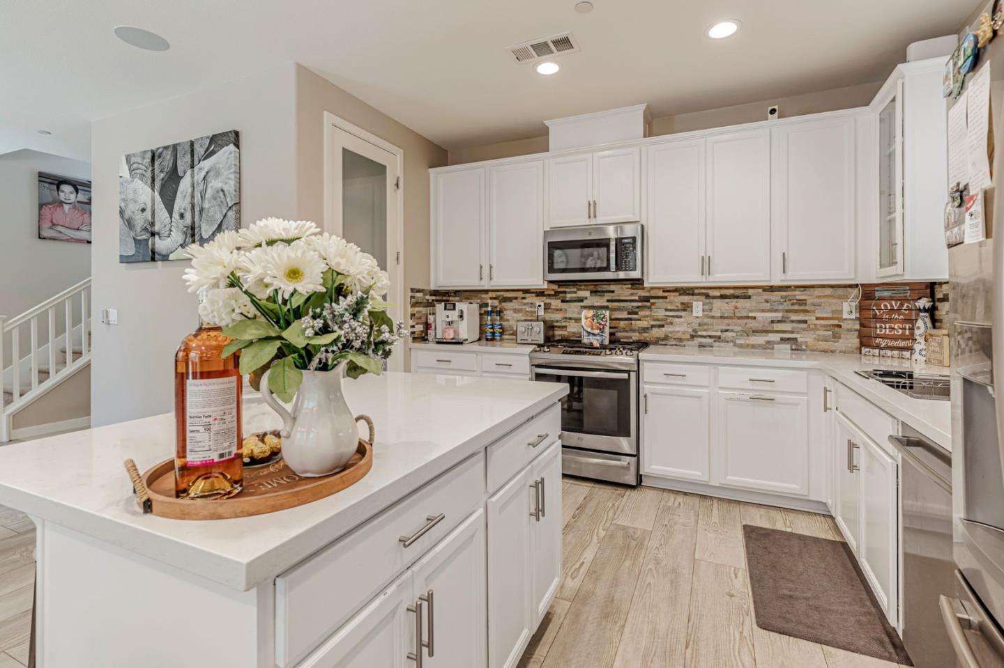 Detail Gallery Image 5 of 18 For 555 Sparrow St, Hollister,  CA 95023 - 3 Beds | 2/1 Baths