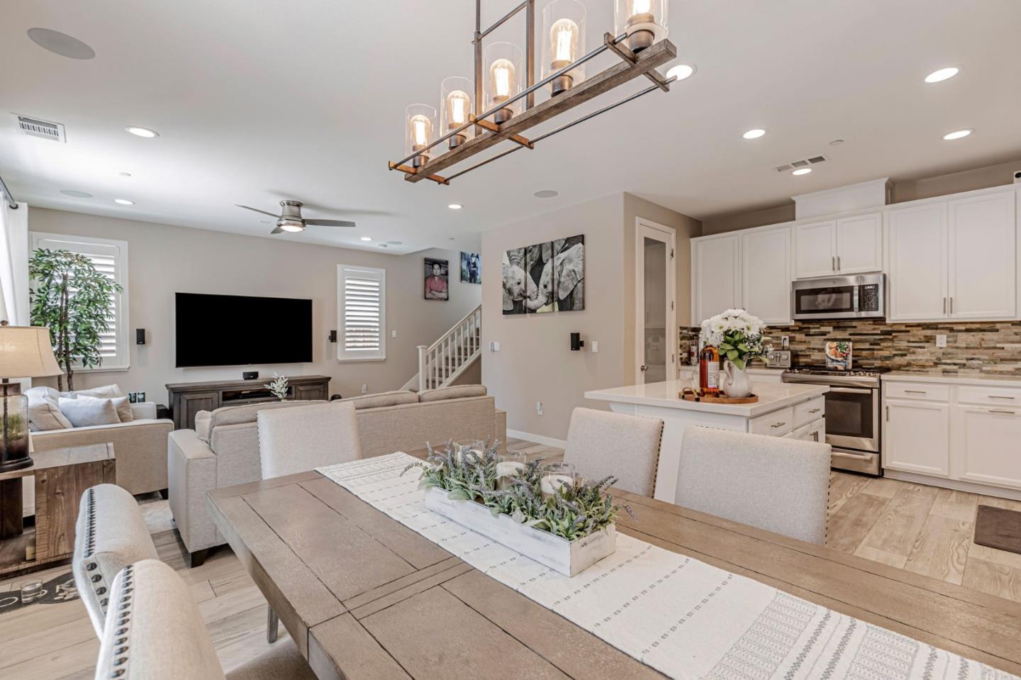 Detail Gallery Image 6 of 18 For 555 Sparrow St, Hollister,  CA 95023 - 3 Beds | 2/1 Baths