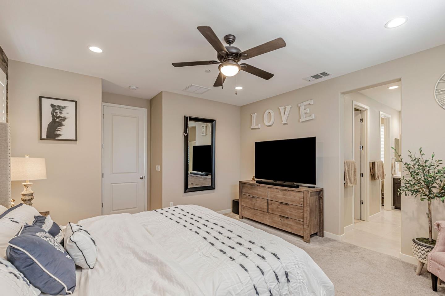 Detail Gallery Image 8 of 18 For 555 Sparrow St, Hollister,  CA 95023 - 3 Beds | 2/1 Baths