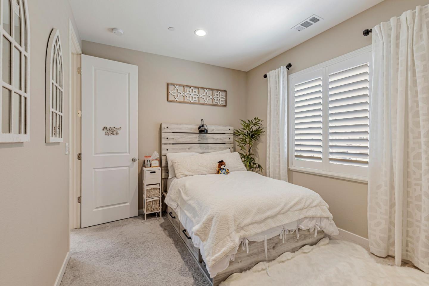 Detail Gallery Image 9 of 18 For 555 Sparrow St, Hollister,  CA 95023 - 3 Beds | 2/1 Baths