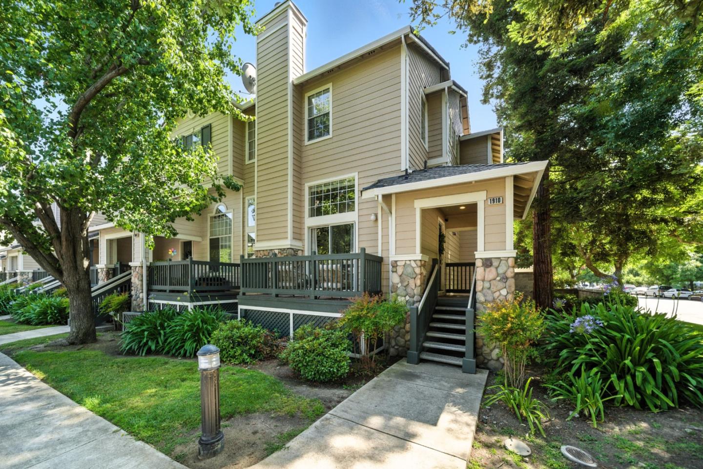Detail Gallery Image 4 of 66 For 1910 Beaufort Ter, San Jose,  CA 95131 - 3 Beds | 2/1 Baths