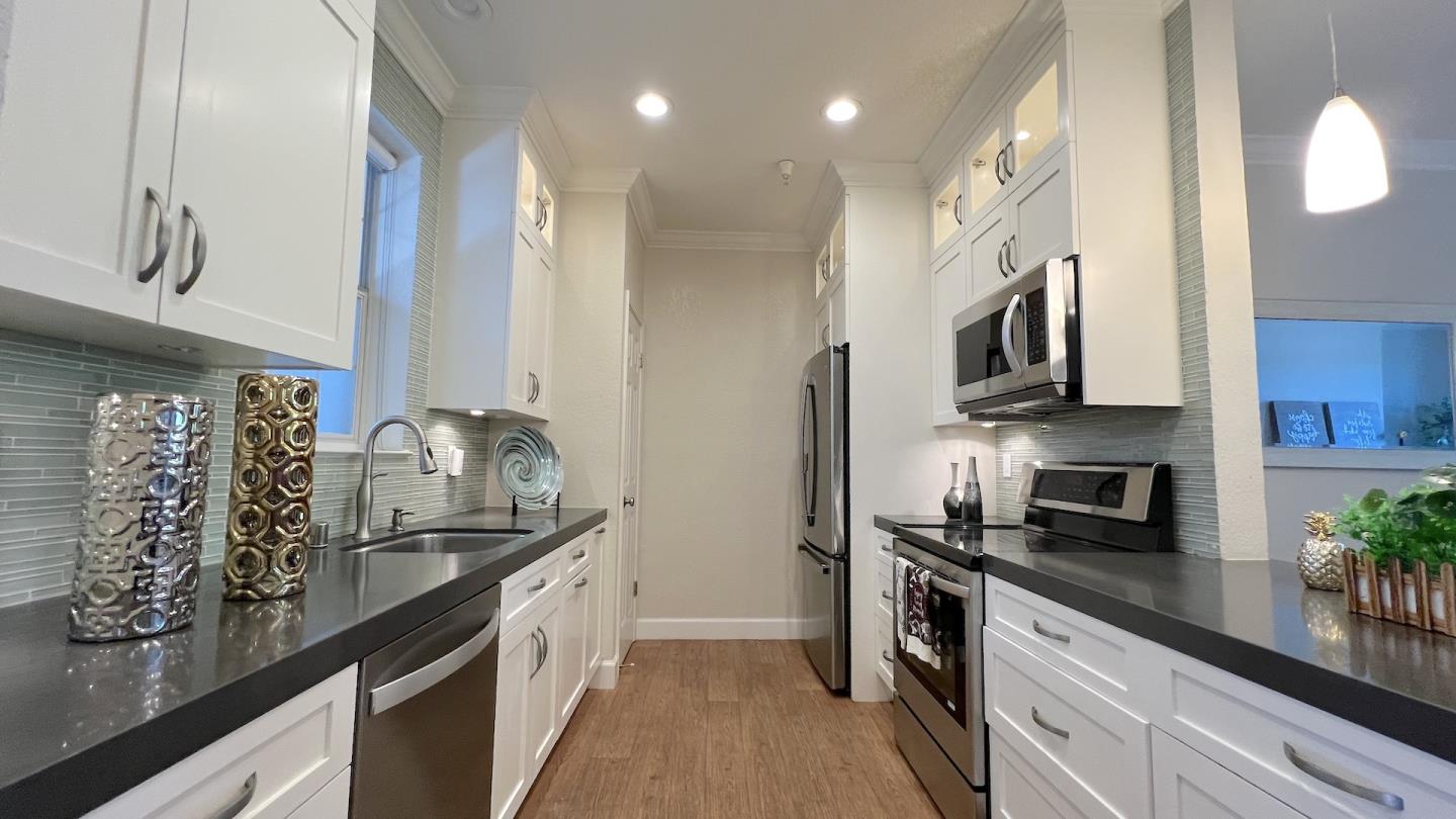 Detail Gallery Image 3 of 15 For 250 Santa Fe Ter #217,  Sunnyvale,  CA 94085 - 3 Beds | 2 Baths