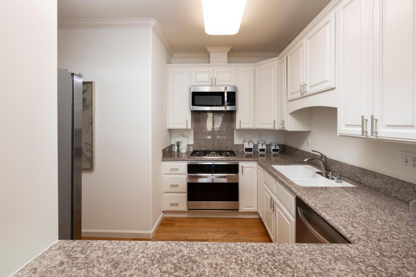 Detail Gallery Image 7 of 19 For 1408 El Camino Real #3,  Burlingame,  CA 94010 - 2 Beds | 2/1 Baths