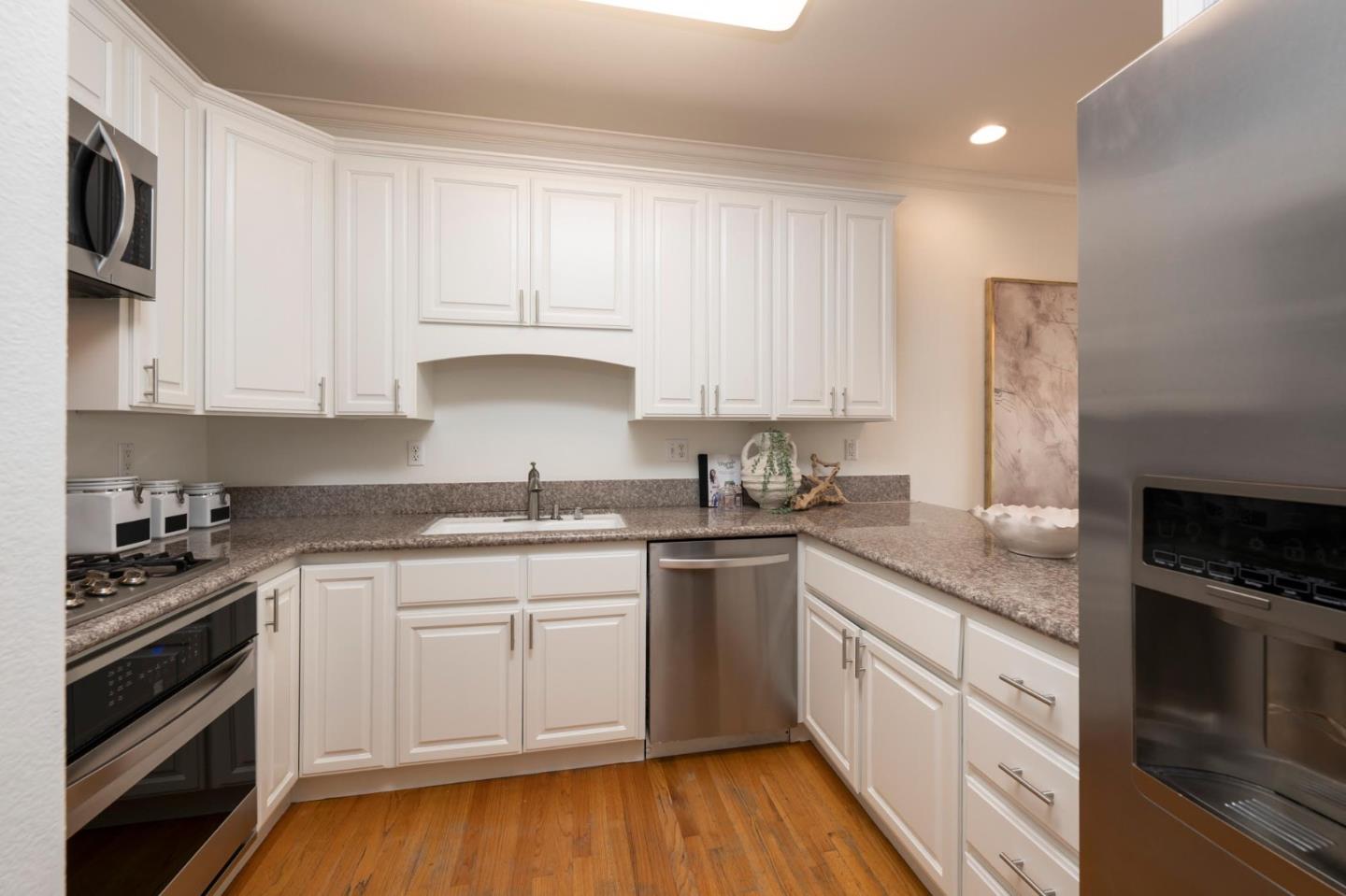 Detail Gallery Image 8 of 19 For 1408 El Camino Real #3,  Burlingame,  CA 94010 - 2 Beds | 2/1 Baths