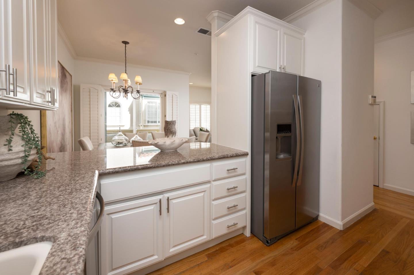 Detail Gallery Image 9 of 19 For 1408 El Camino Real #3,  Burlingame,  CA 94010 - 2 Beds | 2/1 Baths