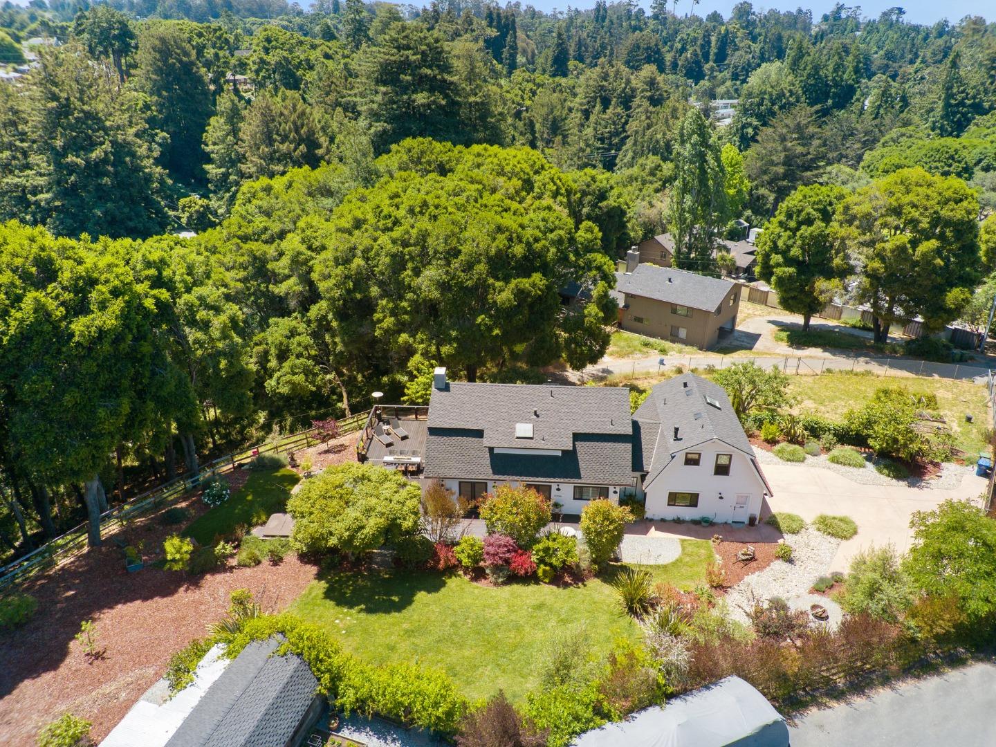 Detail Gallery Image 4 of 86 For 995 Old Farm Ln, Aptos,  CA 95003 - 3 Beds | 3 Baths