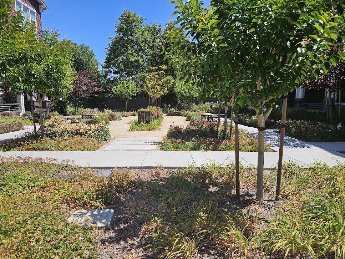 Detail Gallery Image 2 of 20 For 122 Ranch Ln, Mountain View,  CA 94040 - 3 Beds | 3/1 Baths