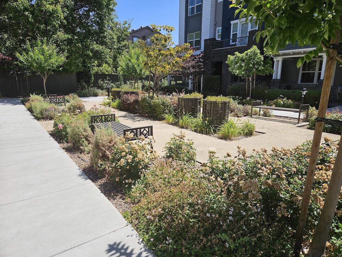 Detail Gallery Image 3 of 20 For 122 Ranch Ln, Mountain View,  CA 94040 - 3 Beds | 3/1 Baths