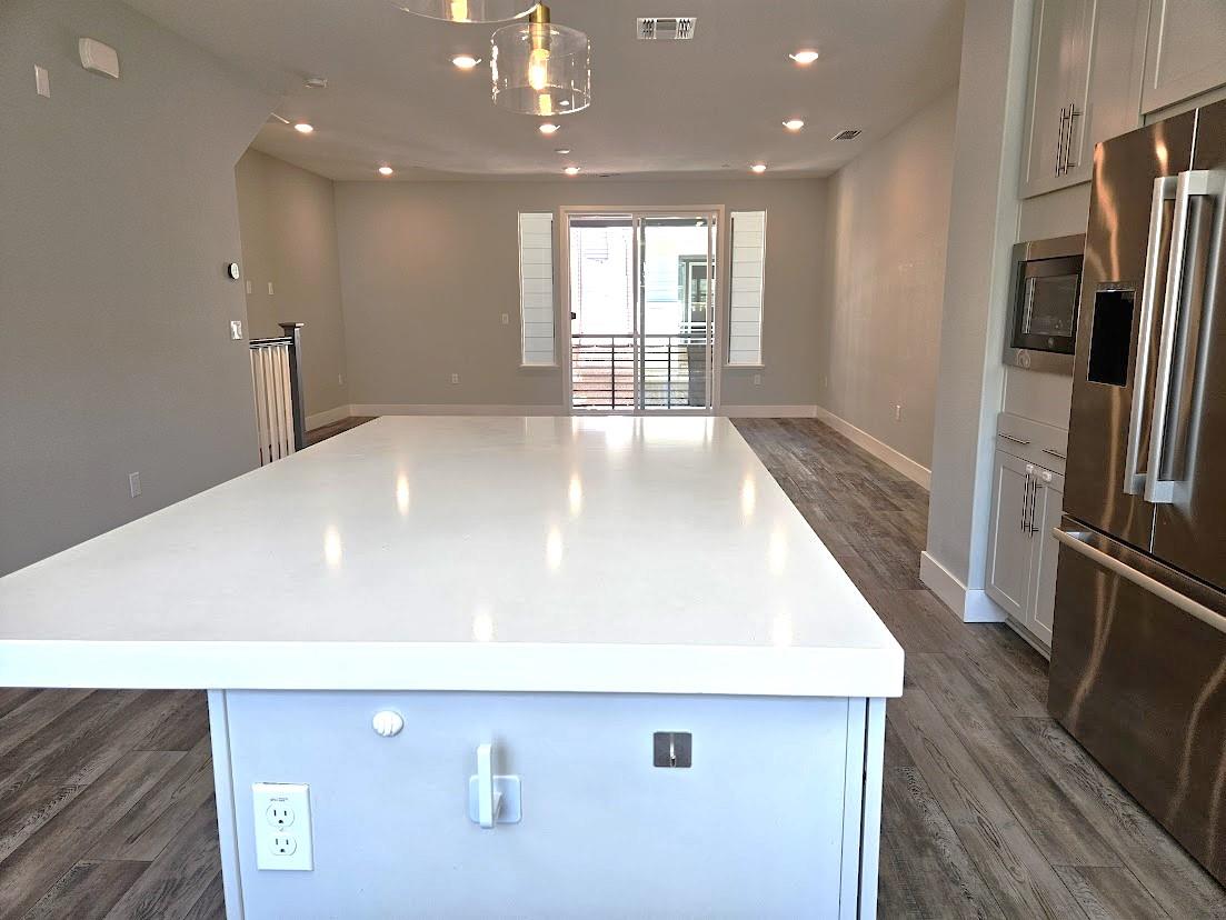 Detail Gallery Image 6 of 20 For 122 Ranch Ln, Mountain View,  CA 94040 - 3 Beds | 3/1 Baths