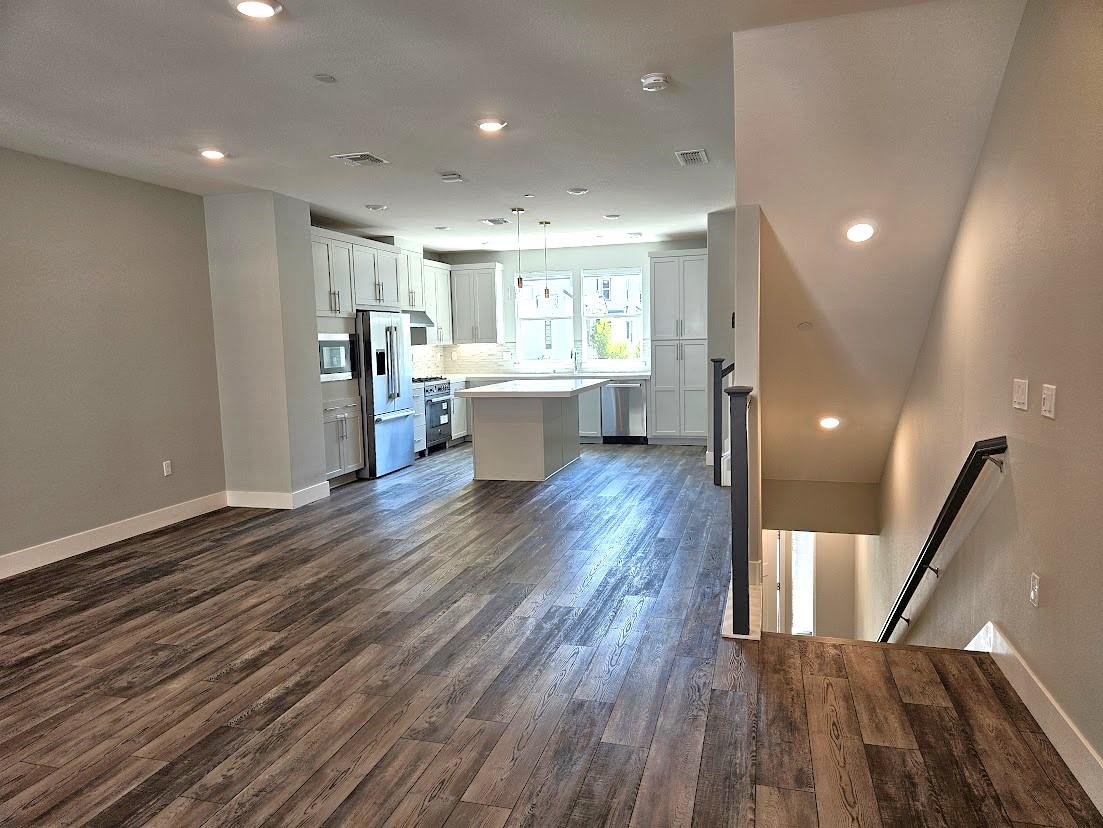 Detail Gallery Image 7 of 20 For 122 Ranch Ln, Mountain View,  CA 94040 - 3 Beds | 3/1 Baths