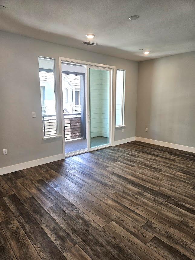 Detail Gallery Image 8 of 20 For 122 Ranch Ln, Mountain View,  CA 94040 - 3 Beds | 3/1 Baths