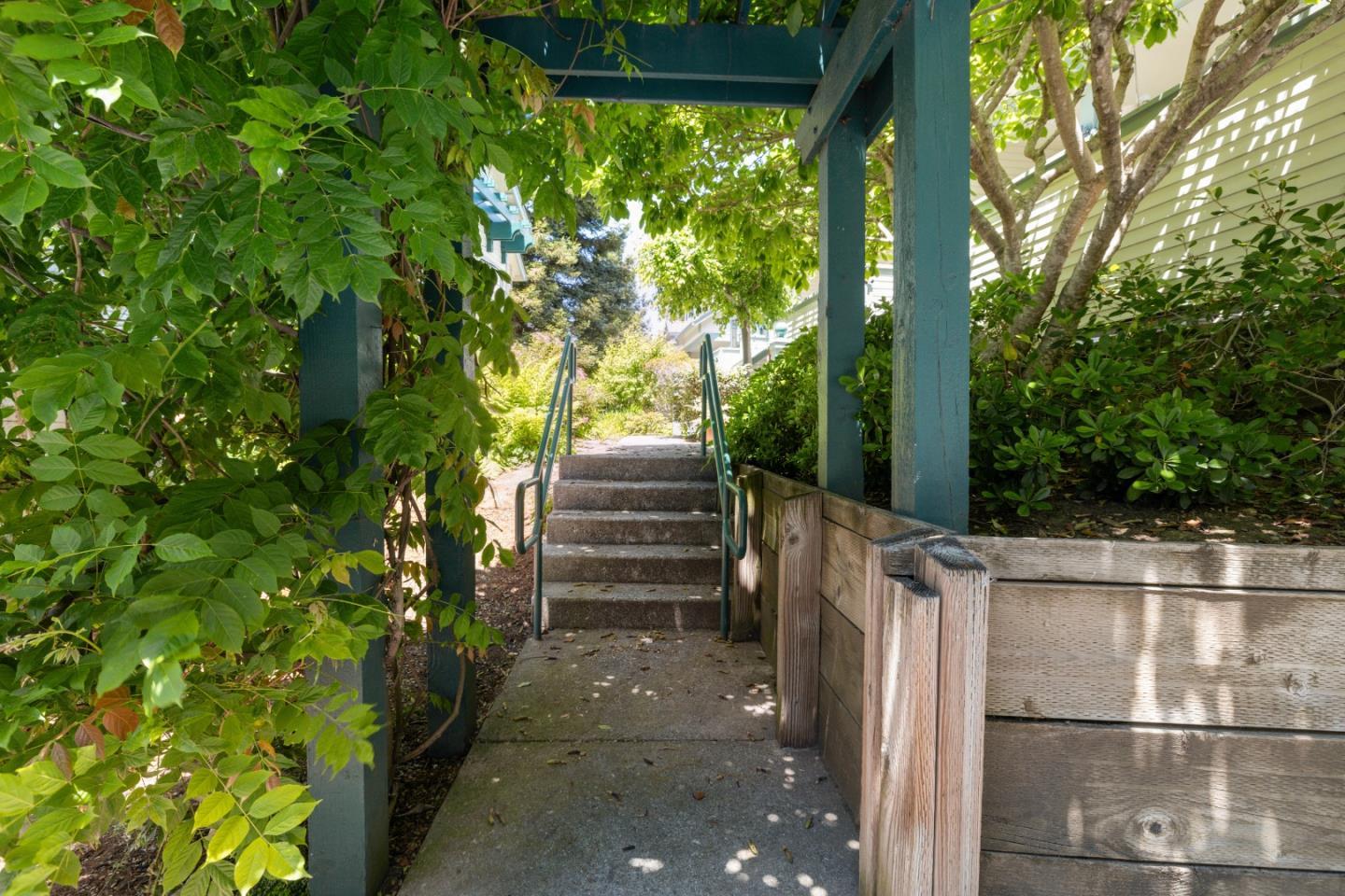 Detail Gallery Image 34 of 72 For 113 Claremont Ter, Santa Cruz,  CA 95060 - 2 Beds | 2/1 Baths