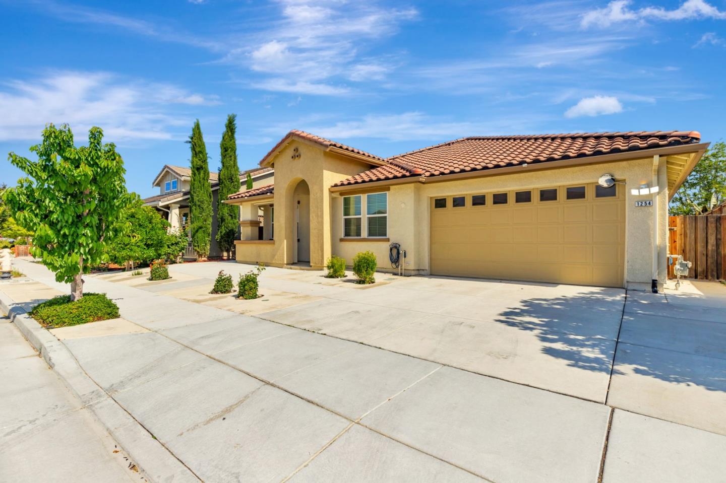Detail Gallery Image 3 of 26 For 1254 Steinbeck Dr, Hollister,  CA 95023 - 3 Beds | 2 Baths